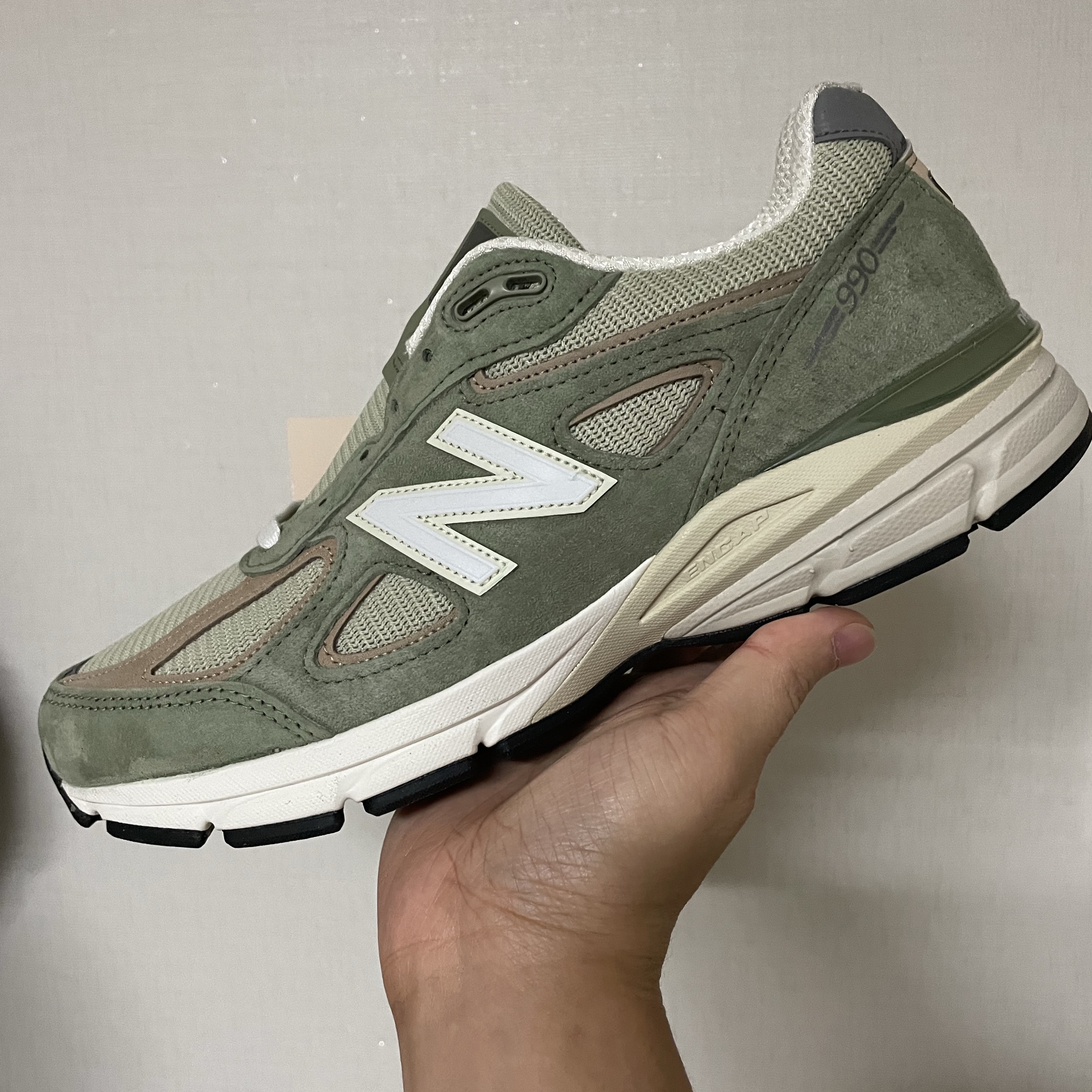 New Balance 990v4 Made in USA Olive Incense 착용 스타일 - 2