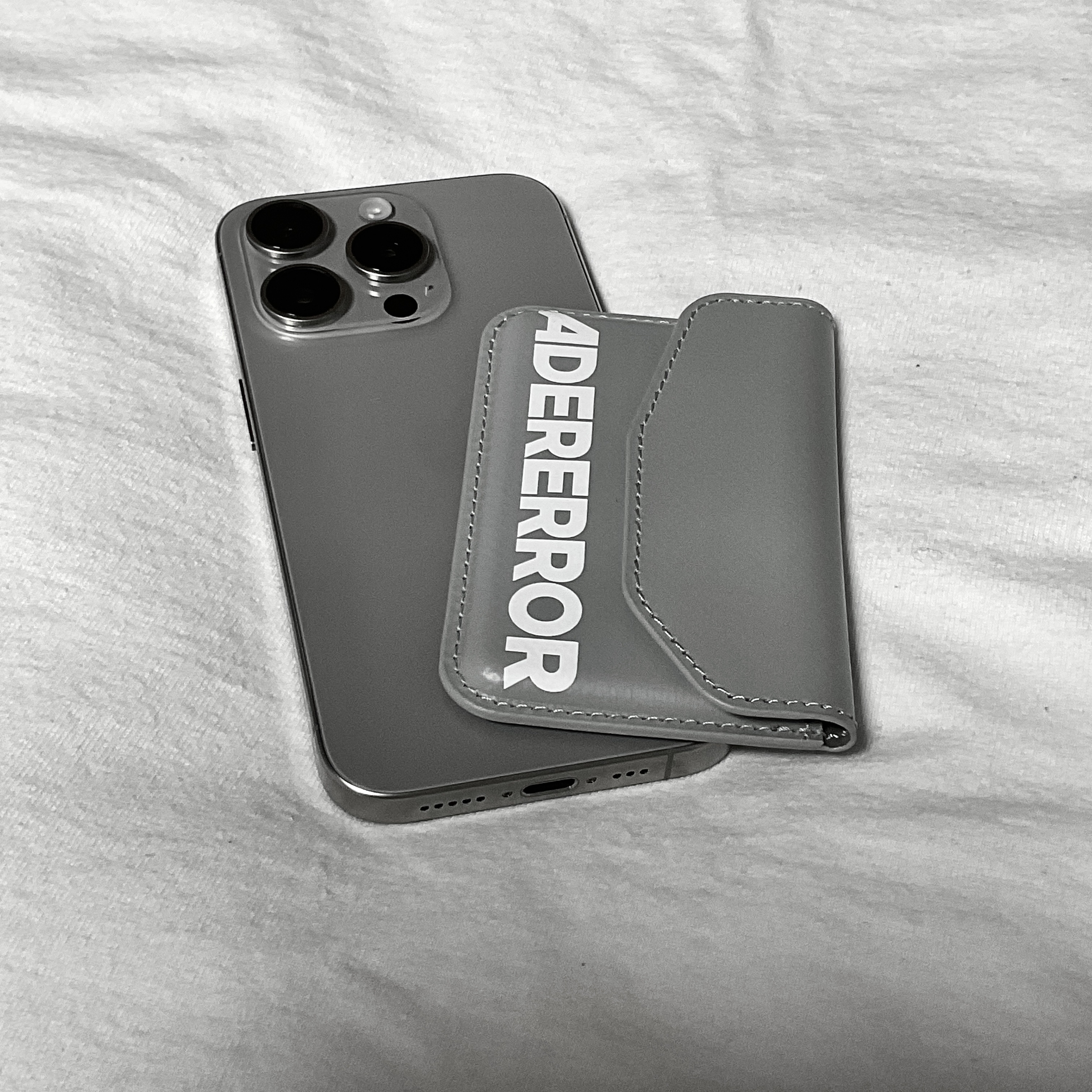 Ader Error Standic Magsafe Wallet Grey 착용 스타일