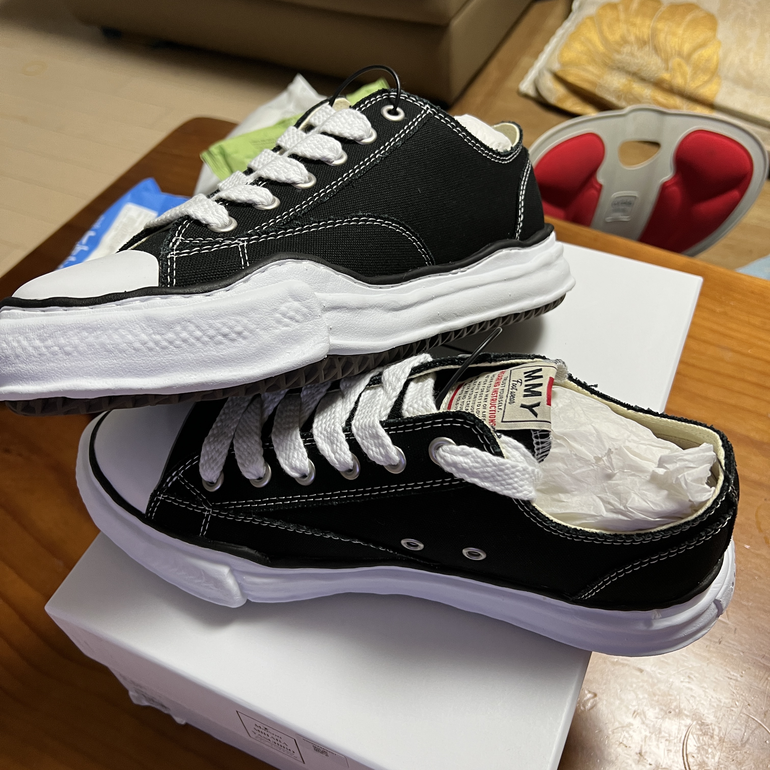 Maison Mihara Yasuhiro Peterson OG Sole Canvas Low Sneakers Black 착용 스타일
