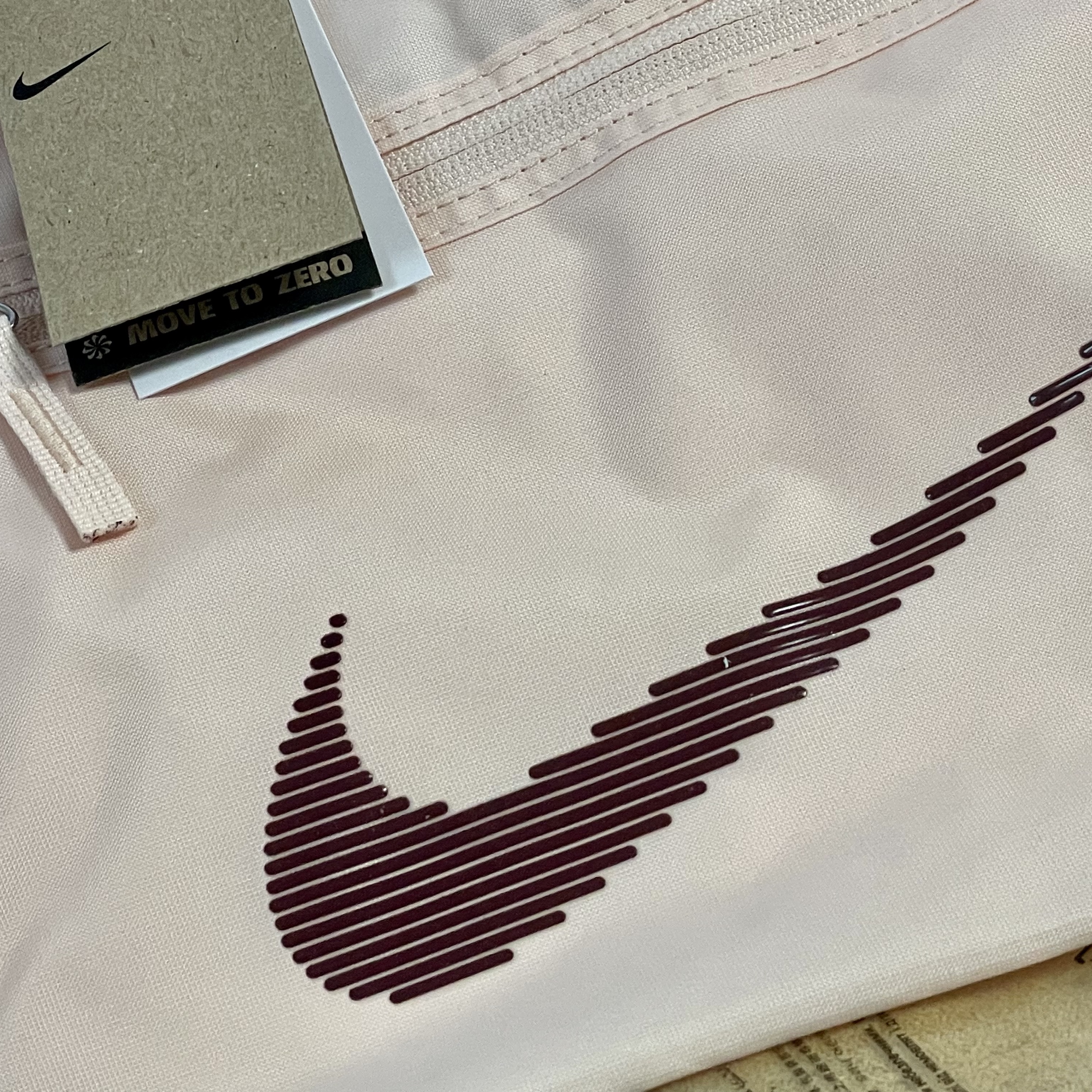 Nike Gym Club Duffle Bag 24L Guava Ice 착용 스타일