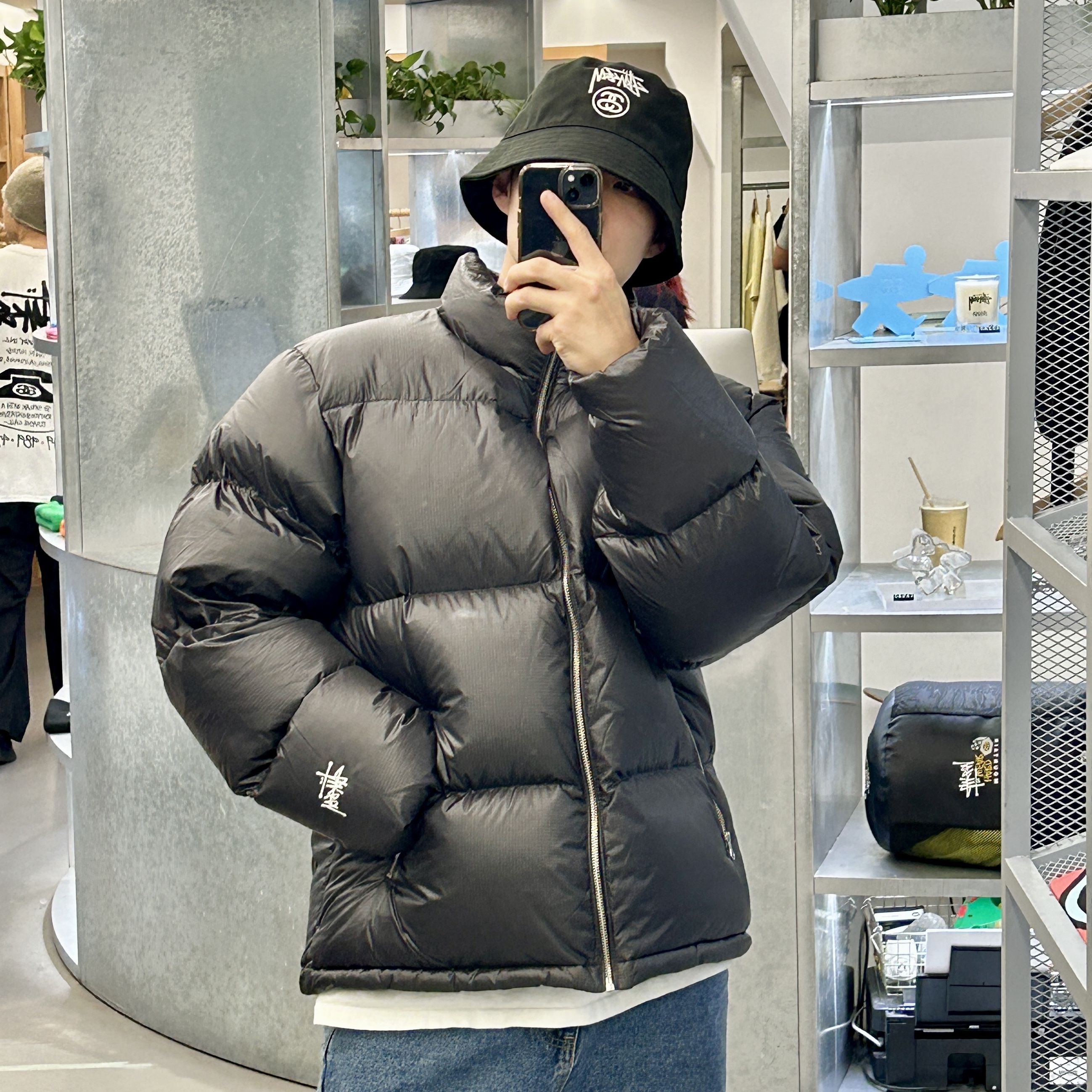 Stussy Stock Lock Deep Bucket Hat Black, Stussy Down Puffer Parachute Ripstop Charcoal 착용 스타일