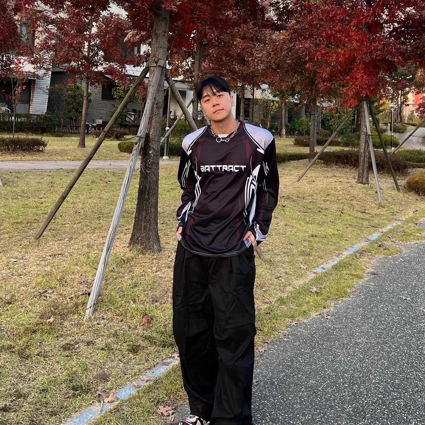 Balenciaga Runner Sneakers Grey Burgundy 착용 스타일 - 2