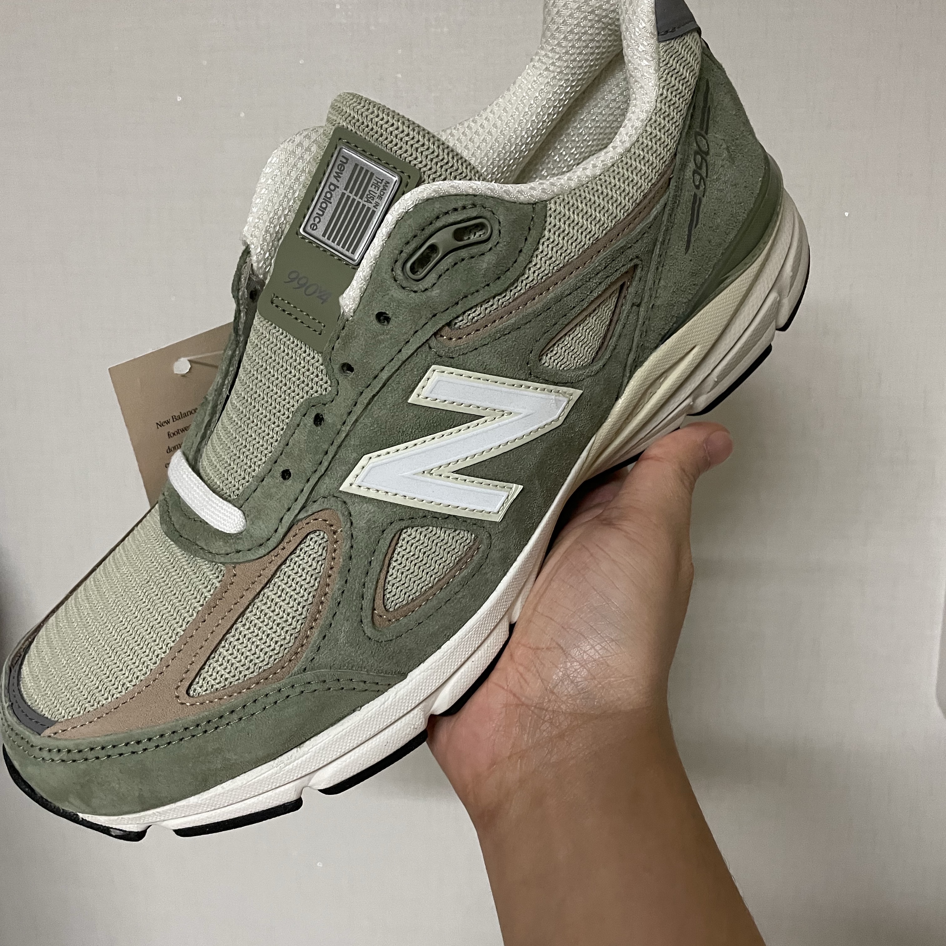 New Balance 990v4 Made in USA Olive Incense 착용 스타일 - 3