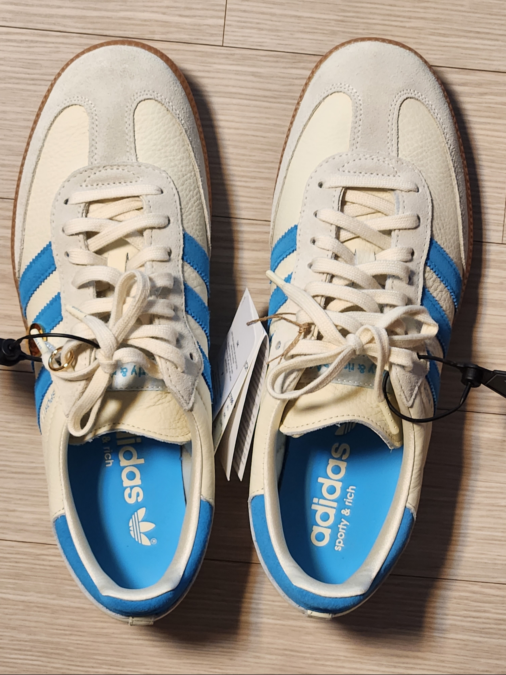 Adidas x Sporty & Rich Samba Cream Blue 착용 스타일 - 1