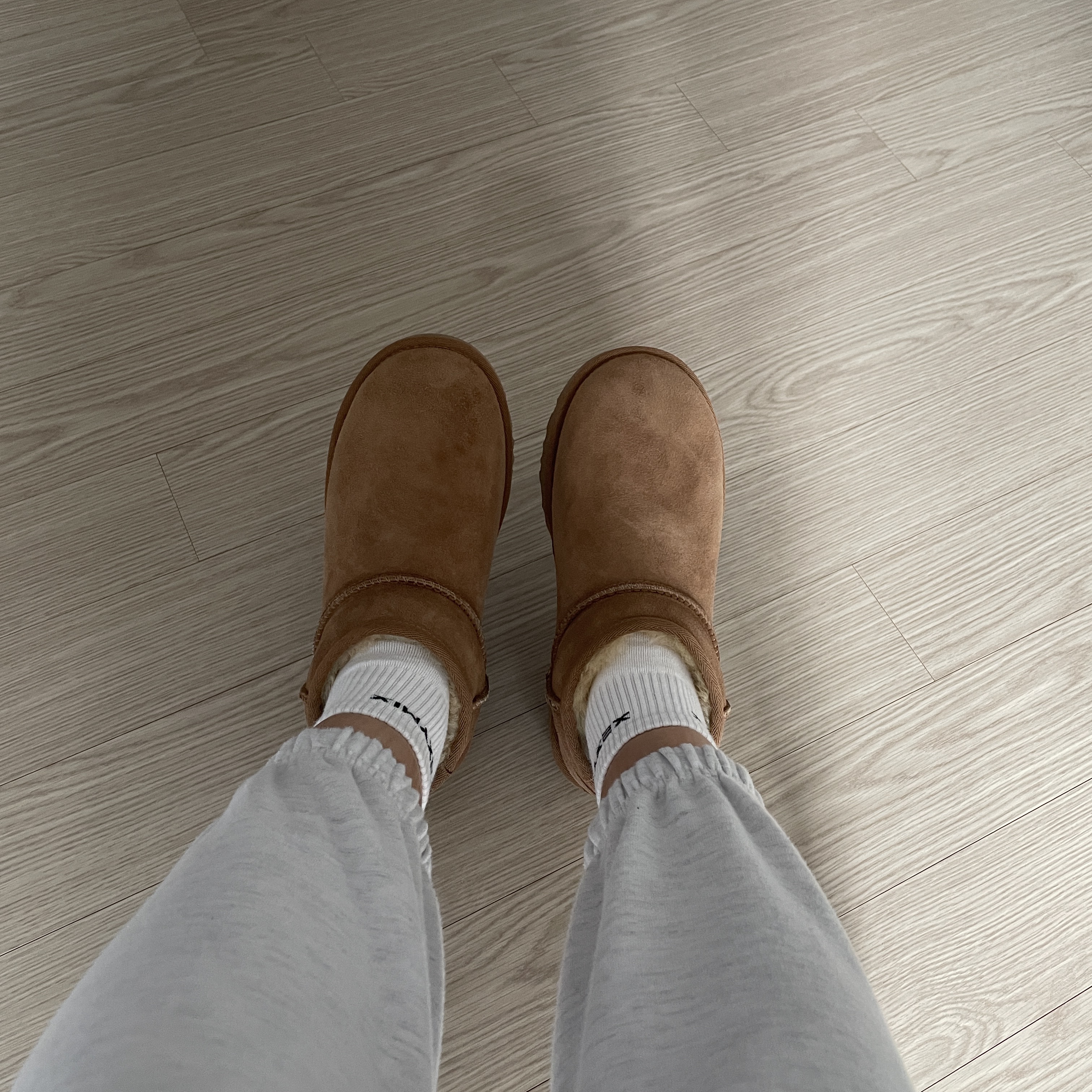 (W) UGG Classic Ultra Mini Boots Chestnut 착용 스타일
