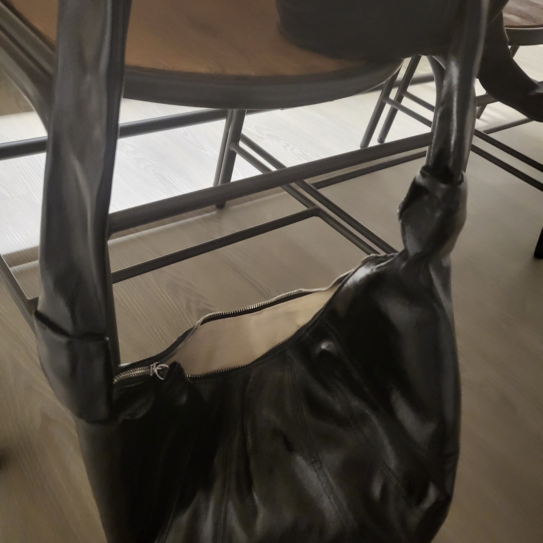 Lemaire Medium Croissant Bag Coated Cotton Black 착용 스타일