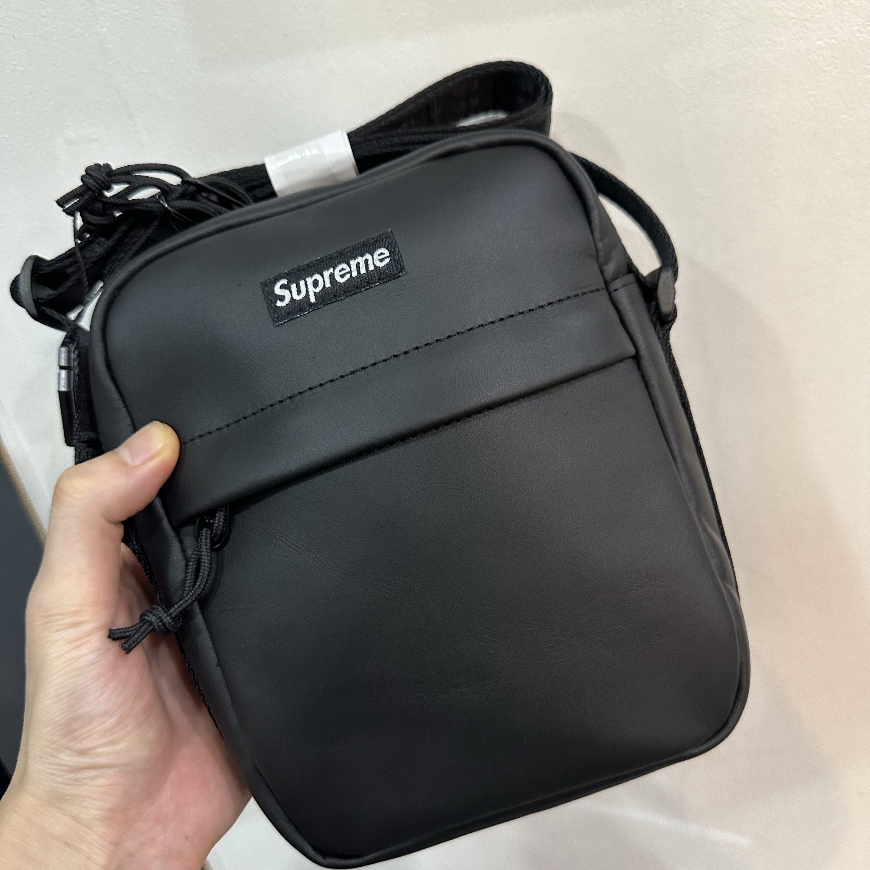 Supreme Leather Shoulder Bag Black - 23FW 착용 스타일