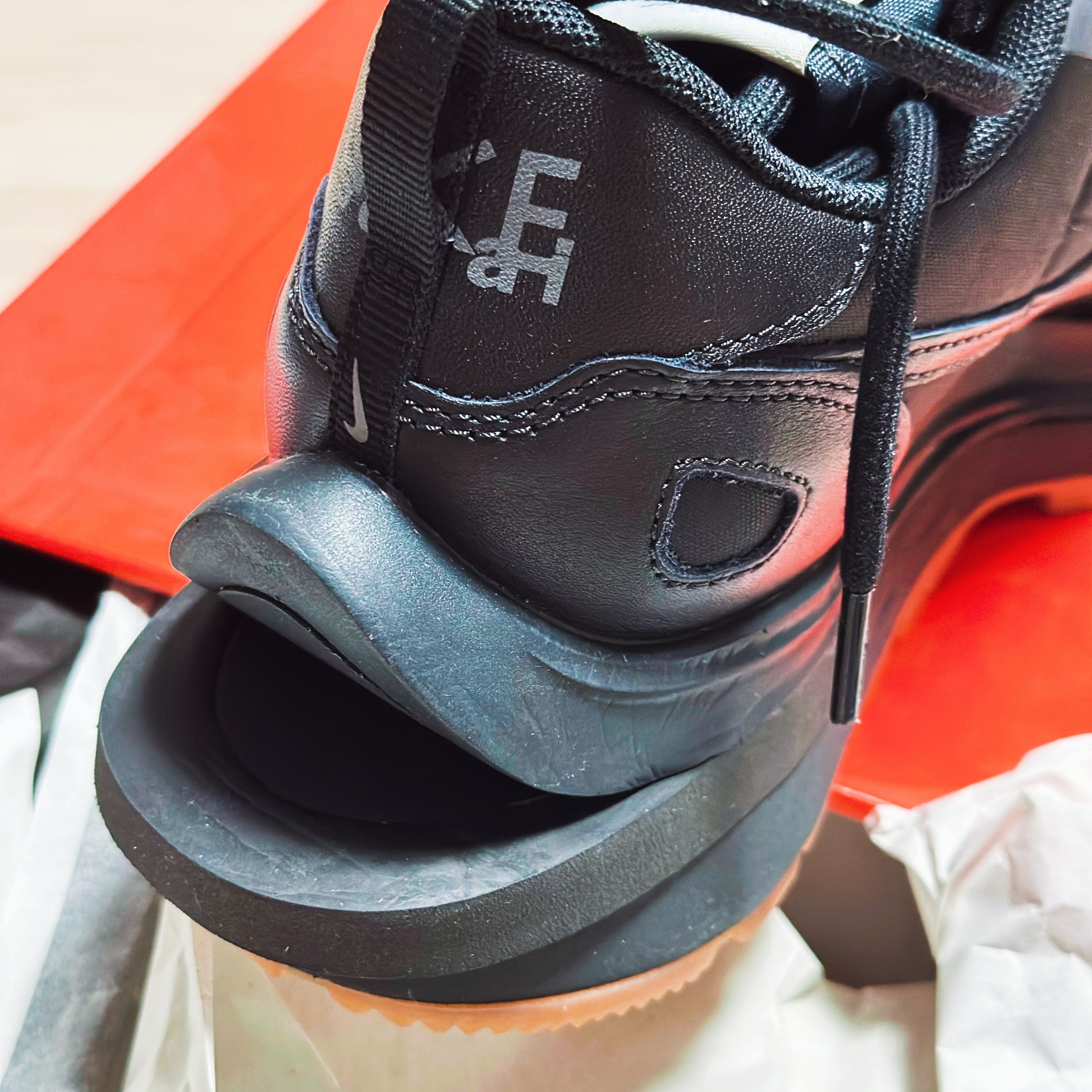 Nike x Sacai VaporWaffle Black and Gum 착용 스타일 - 4