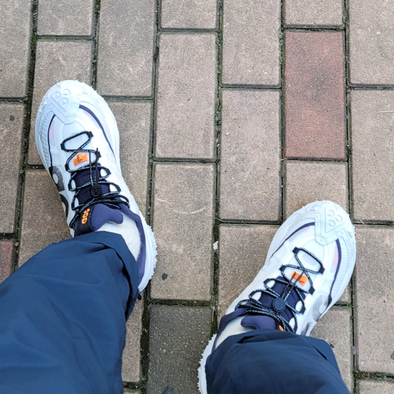 Nike ACG Mountain Fly 2 Low Summit White and Bright Mandarin 착용 스타일
