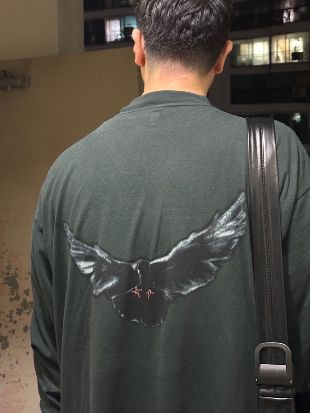 Yeezy Gap Engineered By Balenciaga Dove Long Sleeve T-Shirt Black 착용 스타일