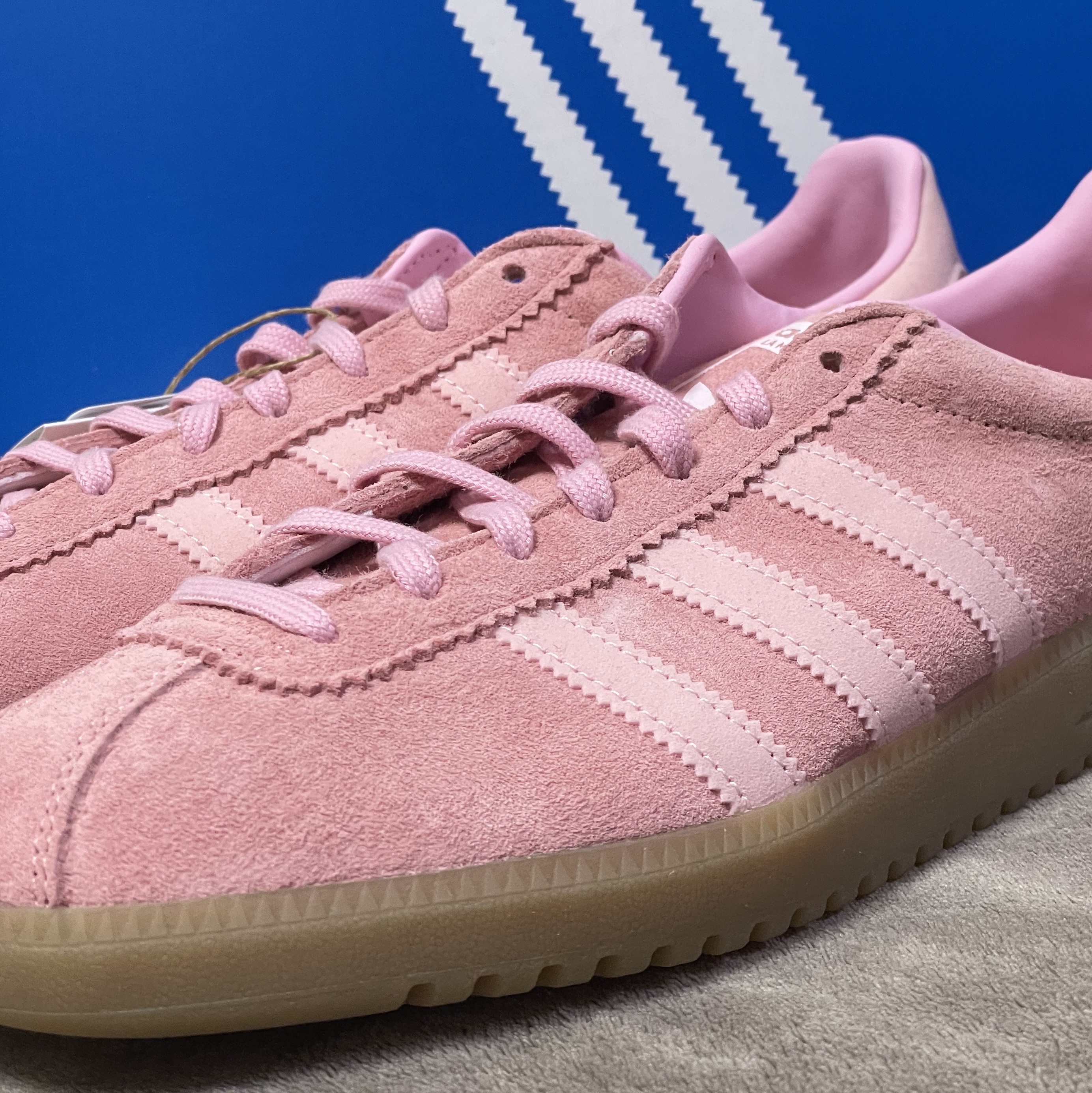 Adidas Bermuda Glow Pink 착용 스타일 - 2