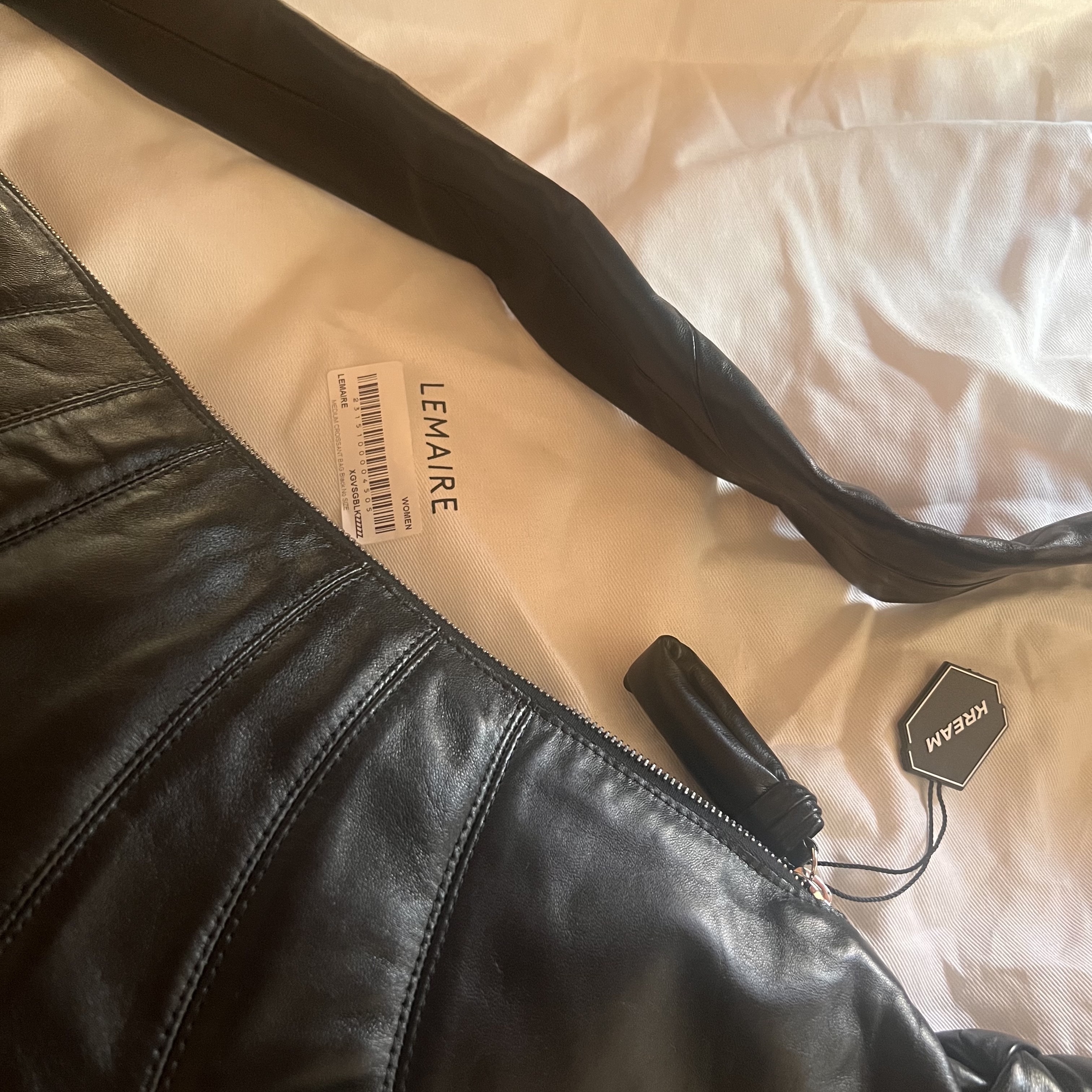 Lemaire Medium Croissant Bag Soft Nappa Leather Black 착용 스타일