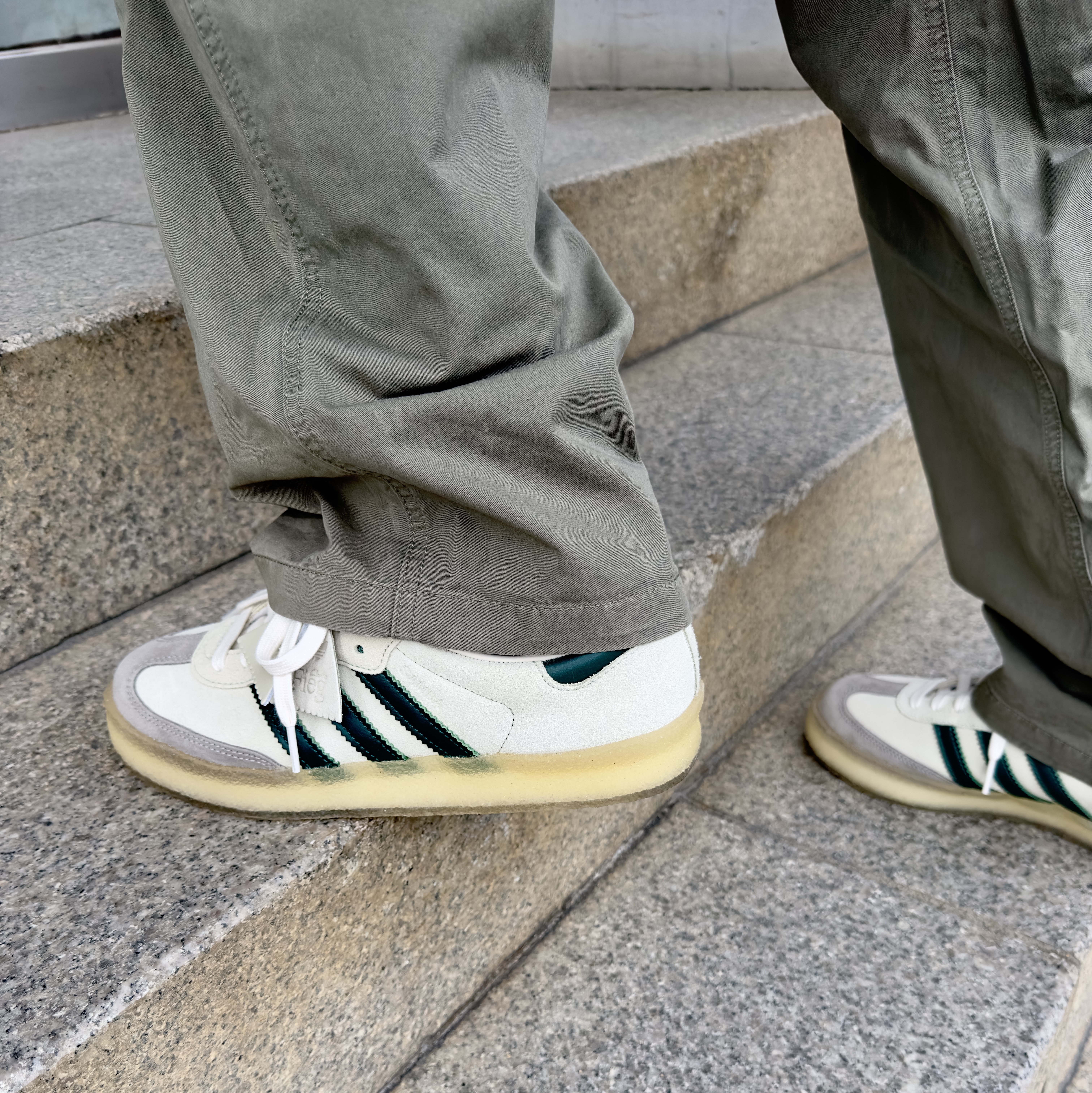 Adidas x Clarks x Ronnie Fieg 8th Street Samba Chalk White Green 착용 스타일 - 2