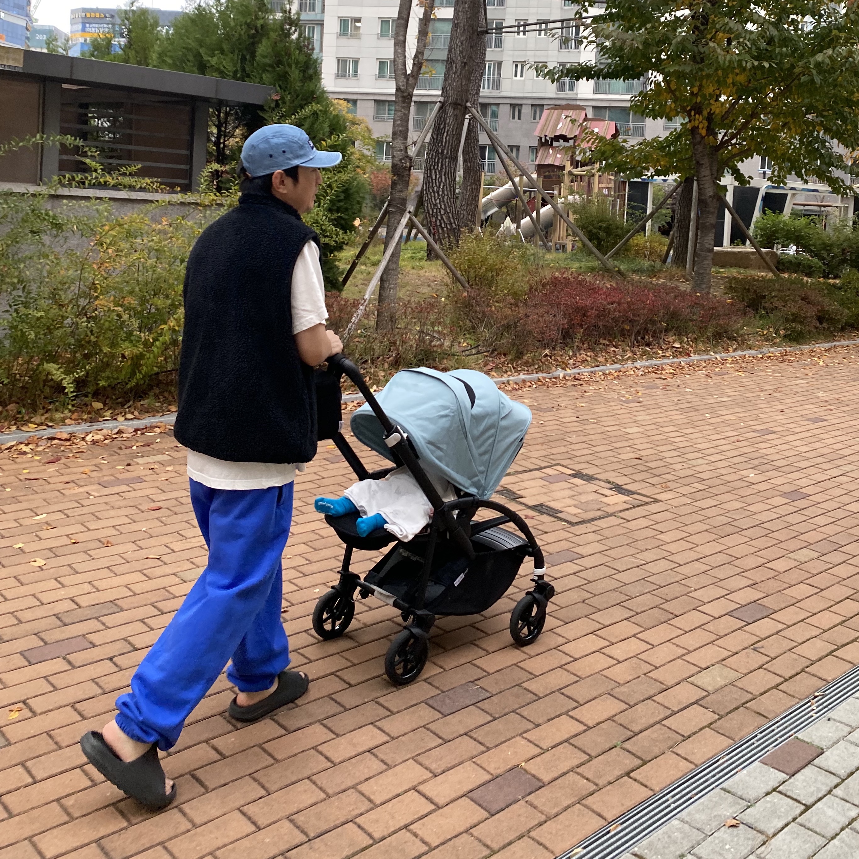 Nike x Stussy NRG Acid Washed Fleece Pants Game Royal (DR4025-480), Stussy Sherpa Reversible Vest Black 착용 스타일