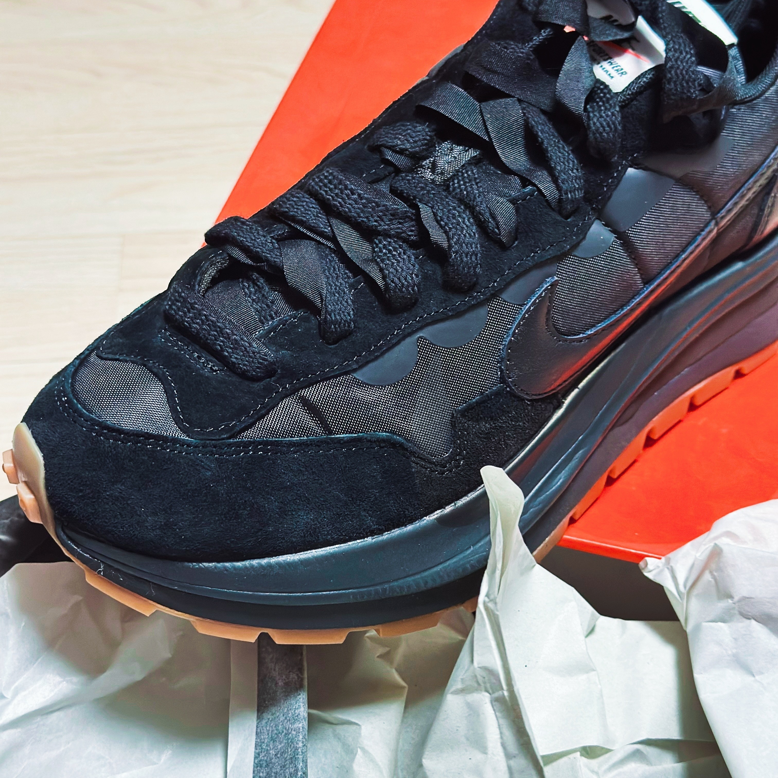 Nike x Sacai VaporWaffle Black and Gum 착용 스타일 - 3