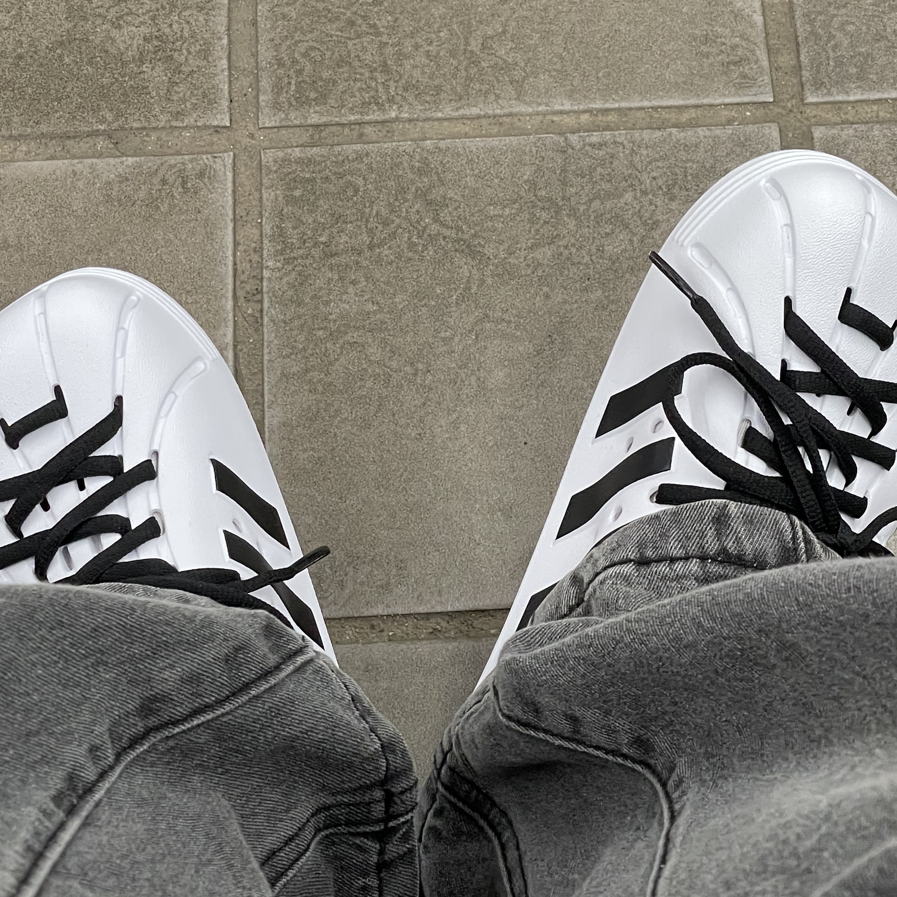 Adidas Adilette Clog White Black 착용 스타일