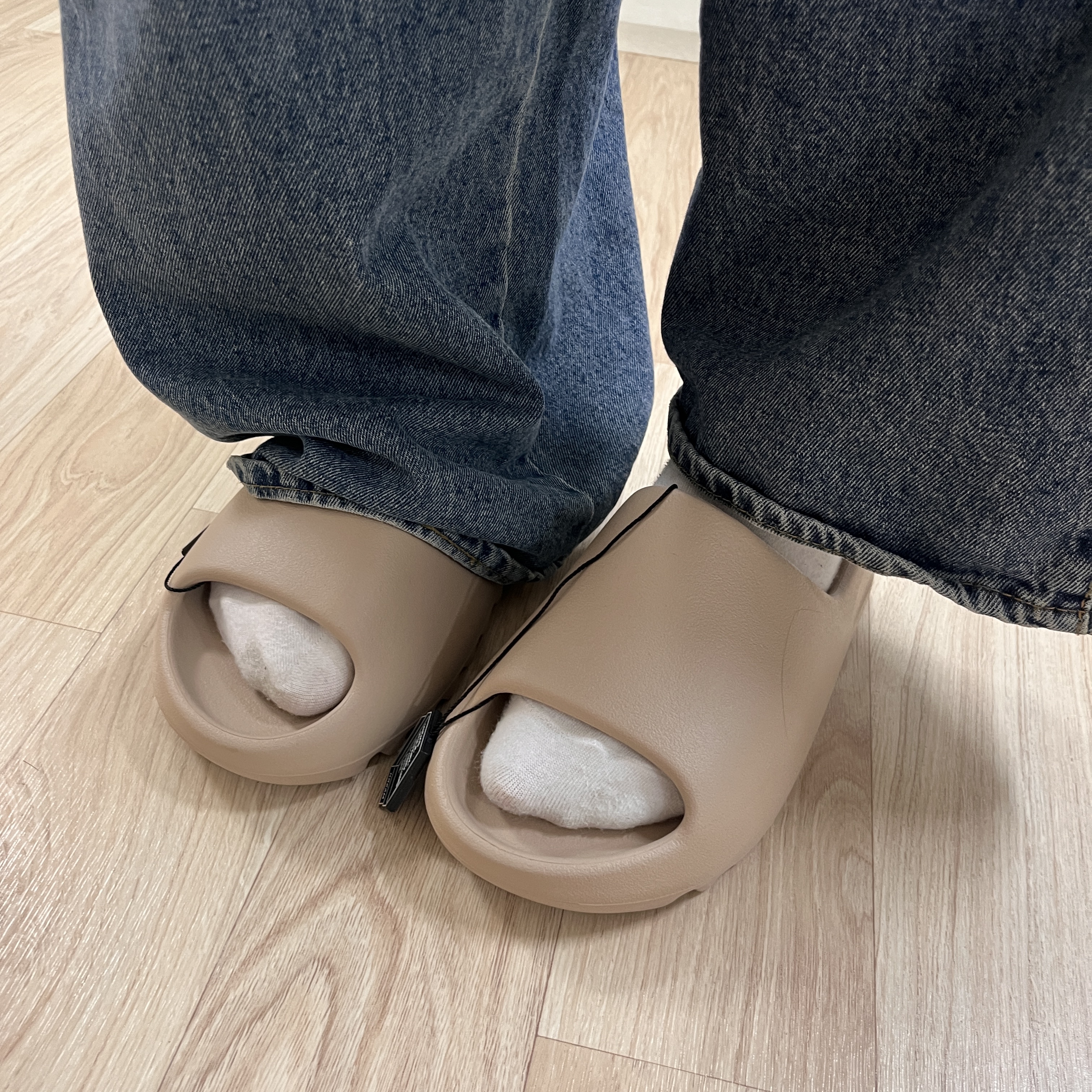Adidas Yeezy Slide Pure - Re-Release Ver. 착용 스타일