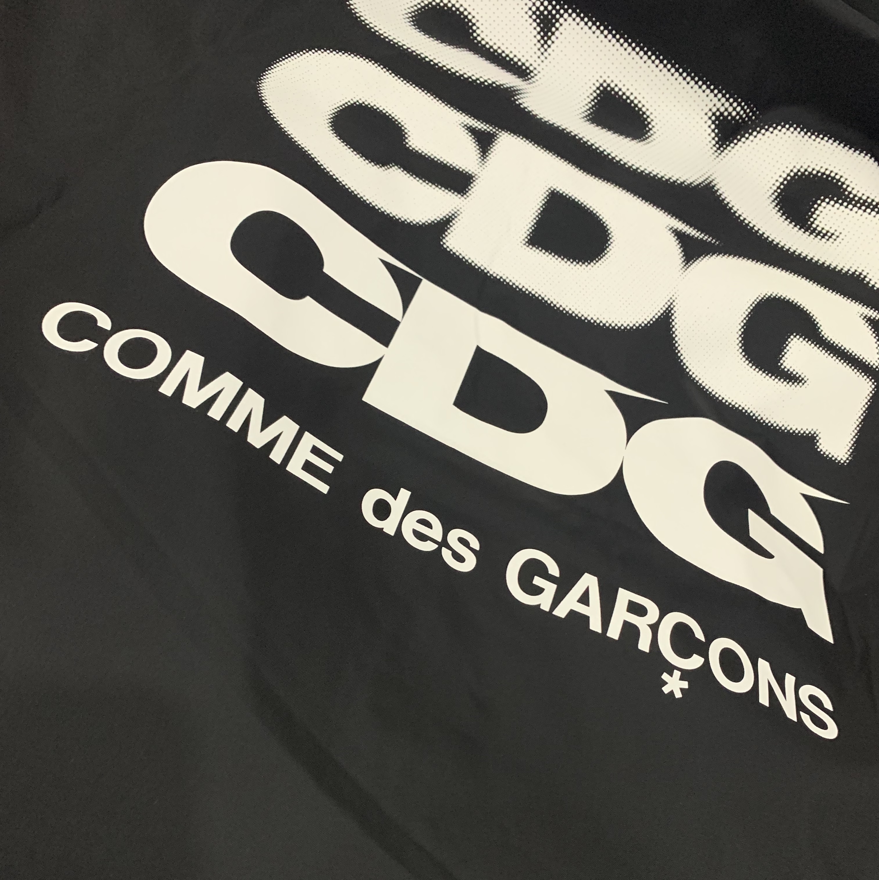 CDG Logo Coach Jacket Black 착용 스타일 - 1