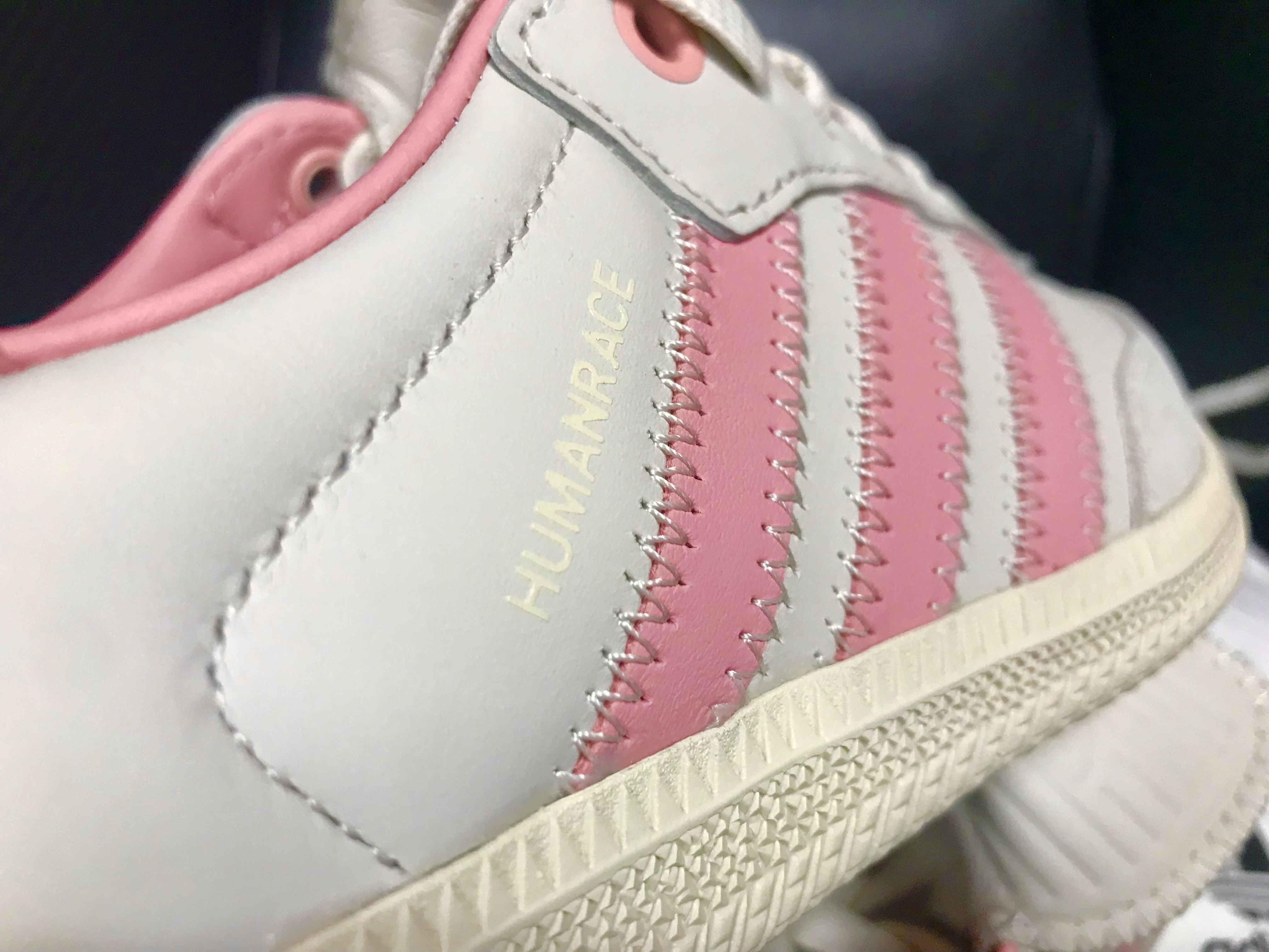 Adidas x Pharrell Williams Humanrace Samba Aluminium Wonder Mauve 착용 스타일 - 2