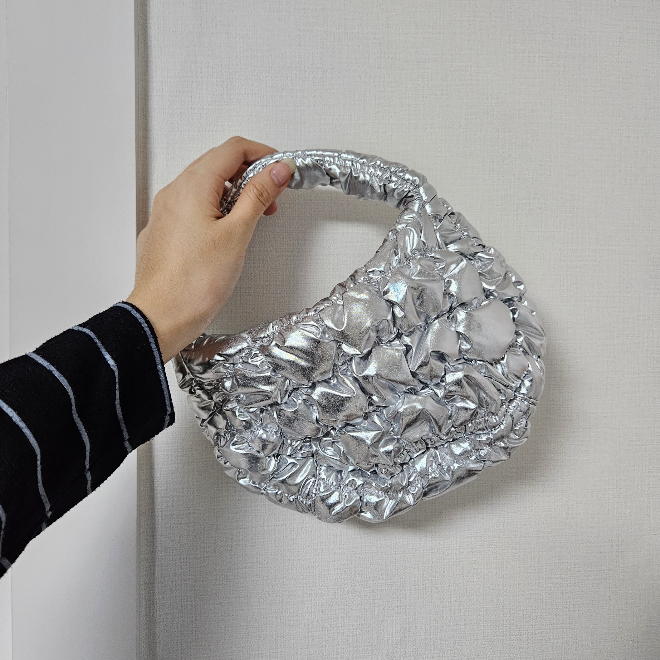 COS Quilted Micro Bag Silver 착용 스타일