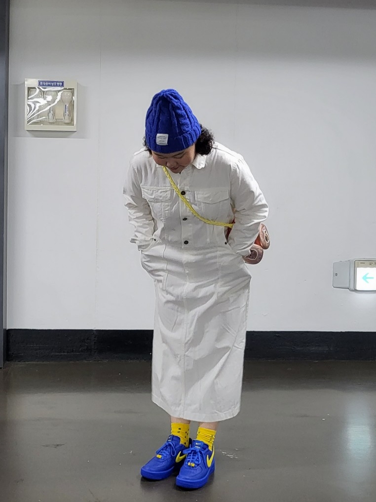 Nike x Ambush Air Force 1 Low SP Game Royal and Vivid Sulfur 착용 스타일 - 1