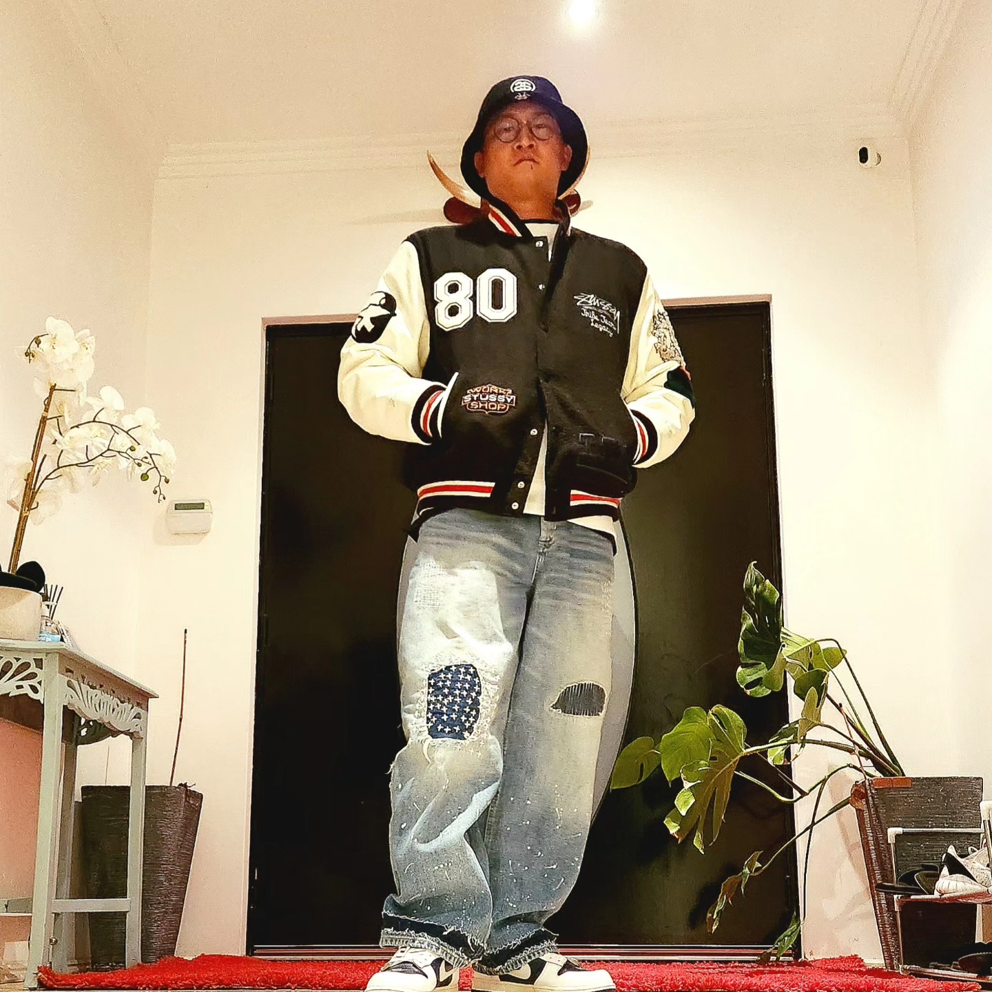 Zara x Ader Error Patchwork Jeans Blue, Stussy x Our Legacy x Denim Tears TTL Varsity Jacket Black 착용 스타일 - 1