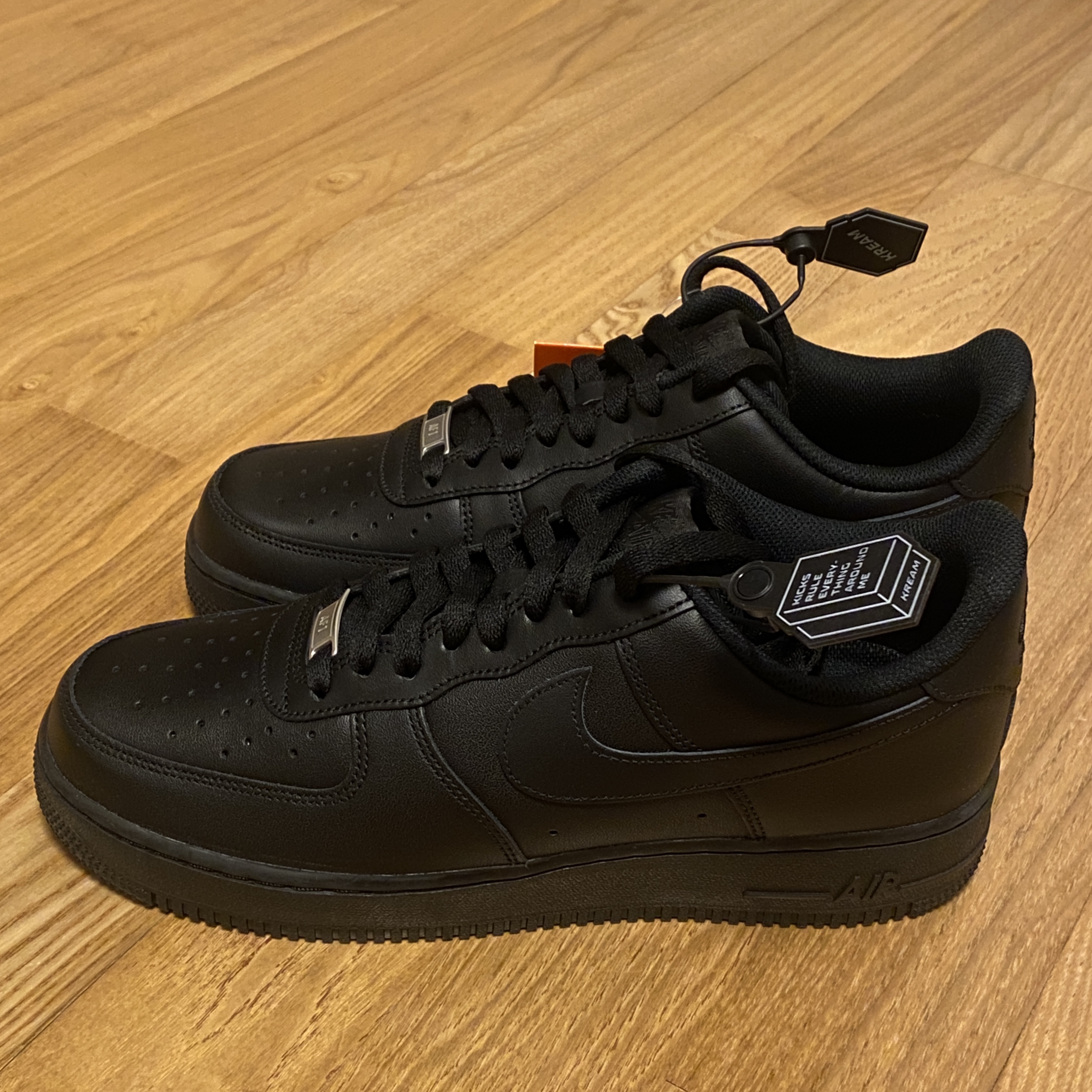 Nike Air Force 1 '07 Low Triple Black 착용 스타일 - 2