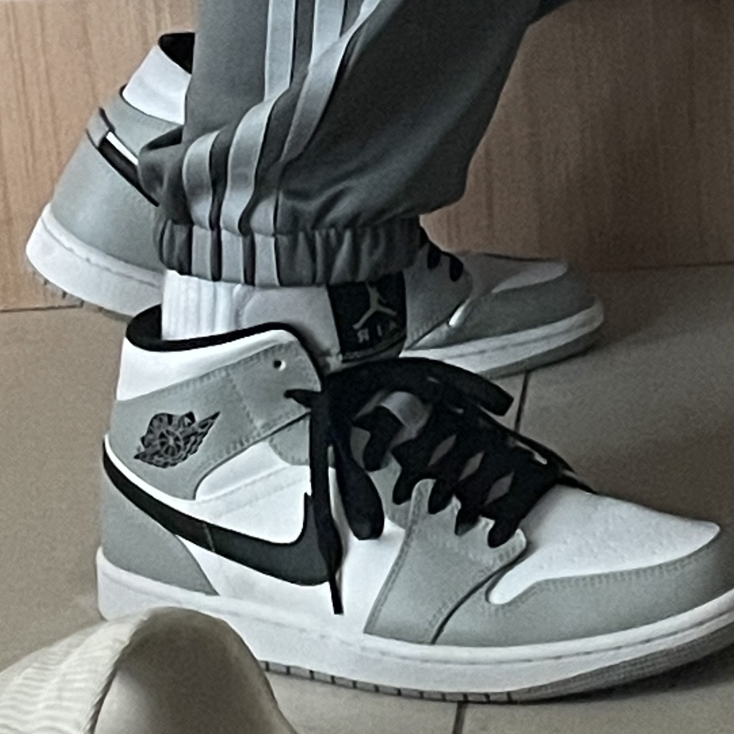 Jordan 1 Mid Light Smoke Grey 착용 스타일 - 2