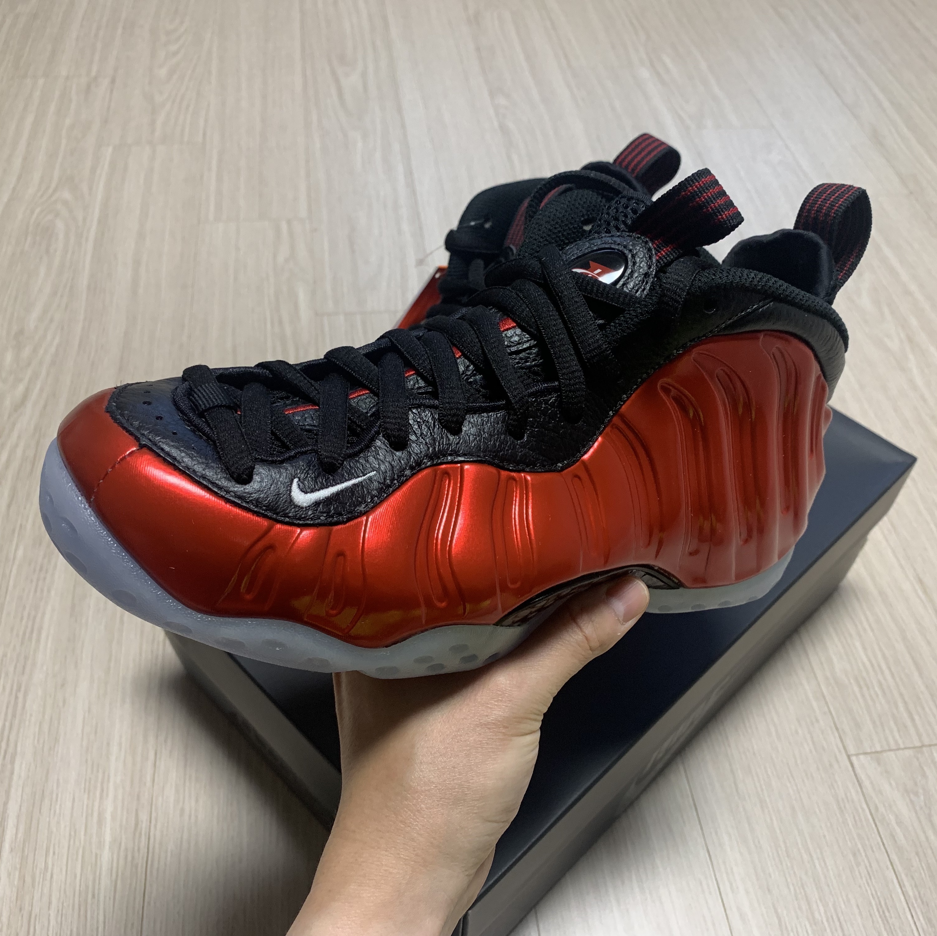 Nike Air Foamposite One Metallic Red 착용 스타일 - 3