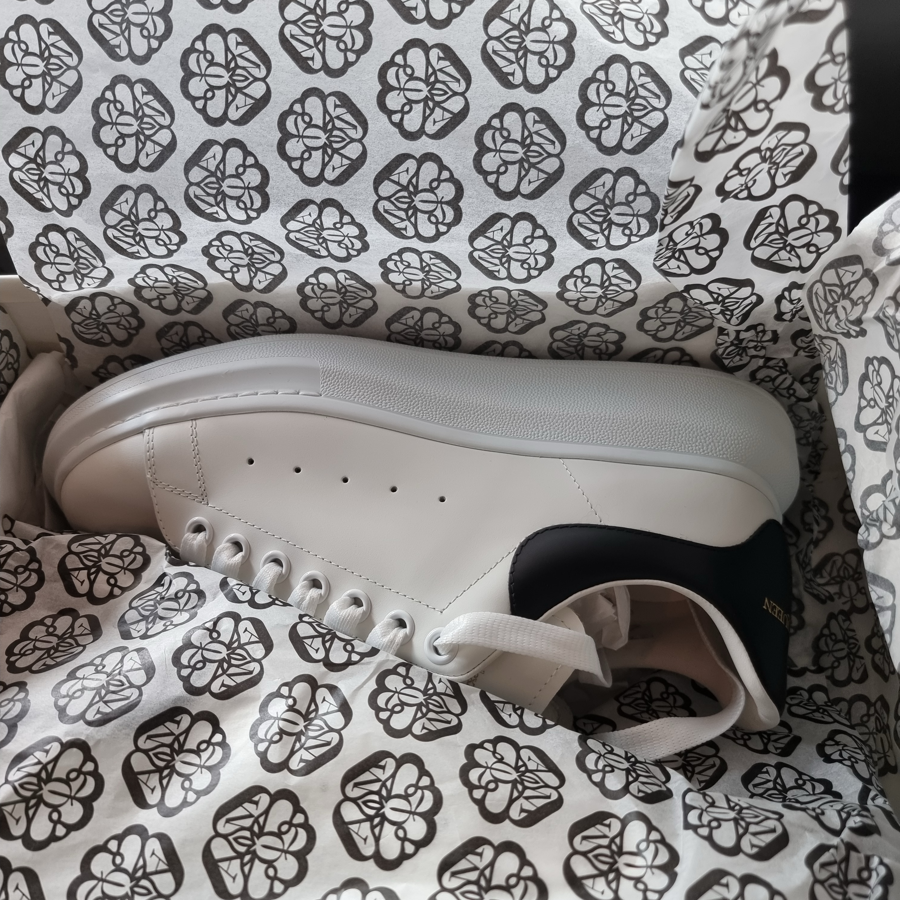 Alexander McQueen Oversized Sneakers White Black 착용 스타일