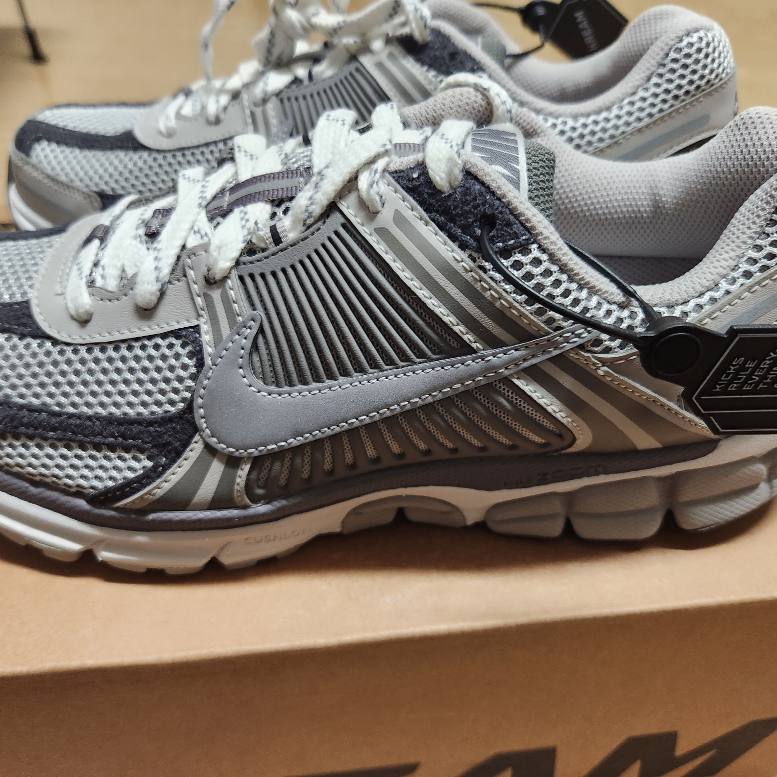 Nike Zoom Vomero 5 PRM Light Iron Ore and Flat Fewter 착용 스타일