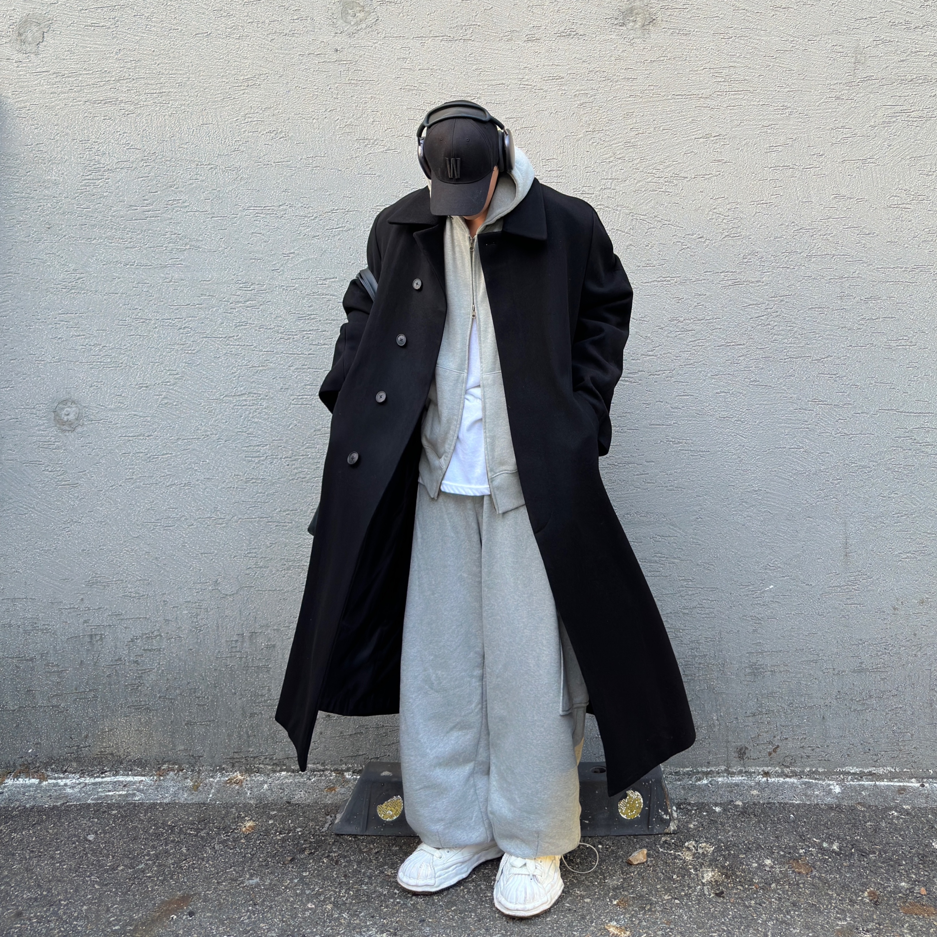 Apple AirPods Max Lightning Space Gray (Korean Ver.), Maison Mihara Yasuhiro Blakey OG Sole Leather Low-top Sneakers White 착용 스타일 - 5