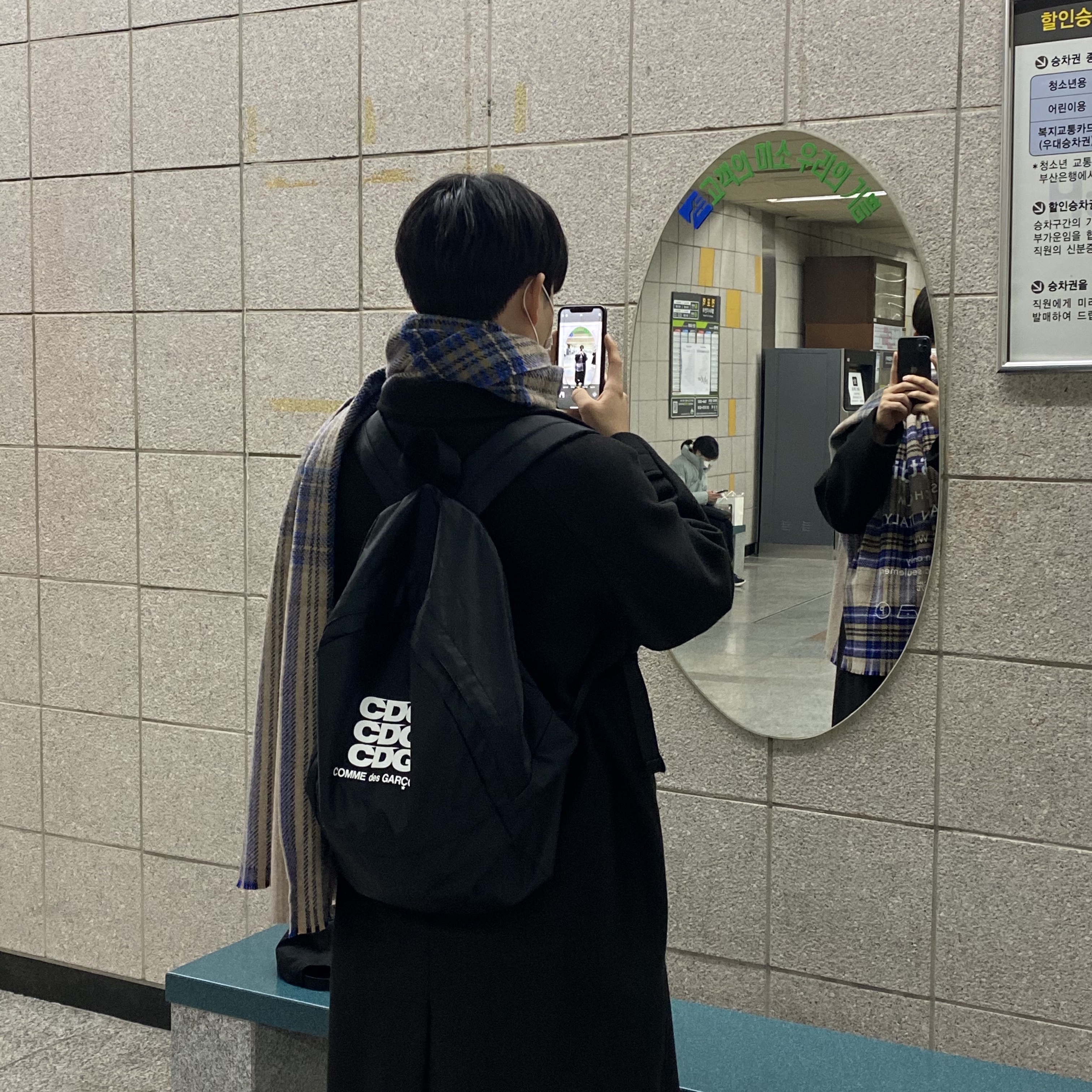 CDG Backpack Black, Acne Studios Narrow Wool Fringe Muffler Grey Melange 착용 스타일 - 2