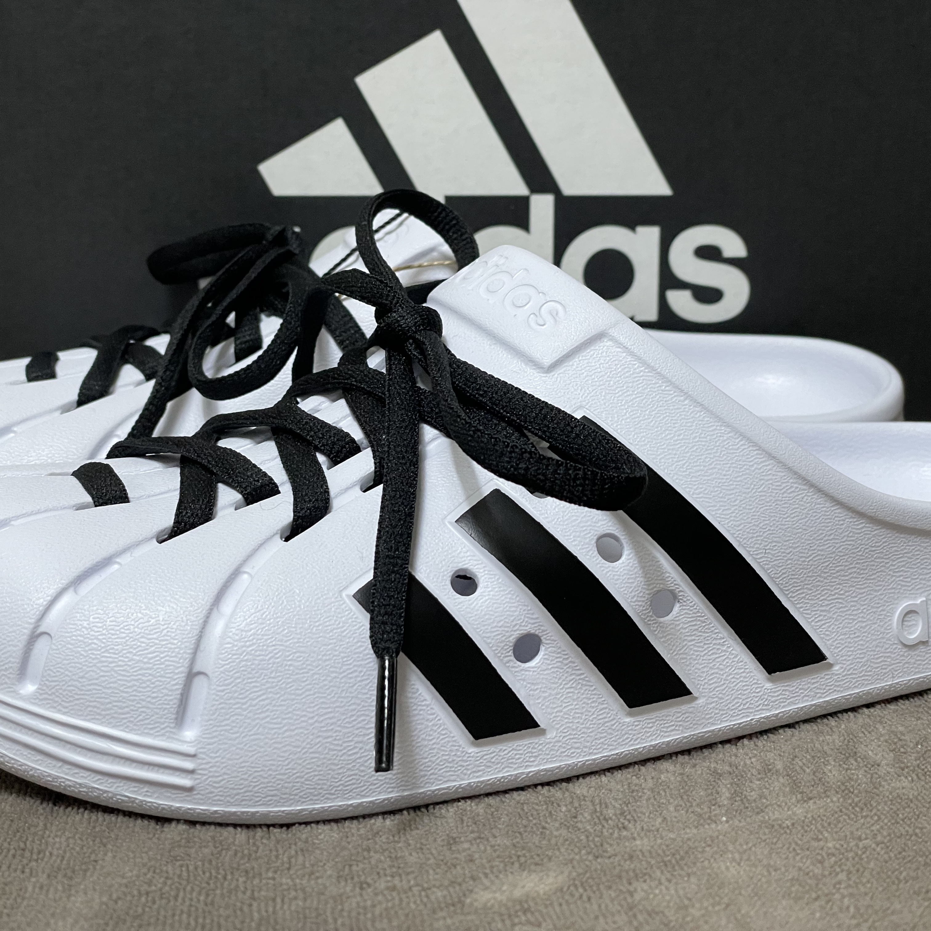 Adidas Adilette Clog White Black 착용 스타일 - 2
