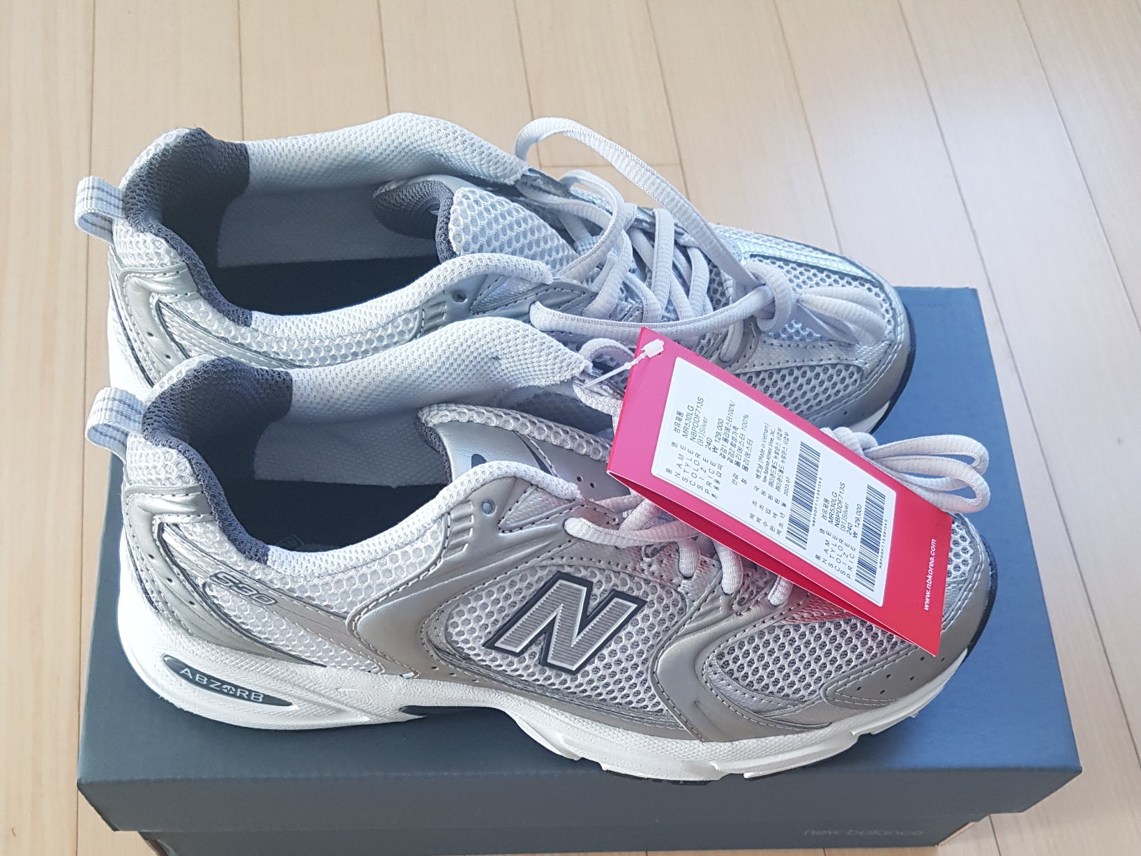 New Balance 530 Grey Matter Silver Metallic 착용 스타일