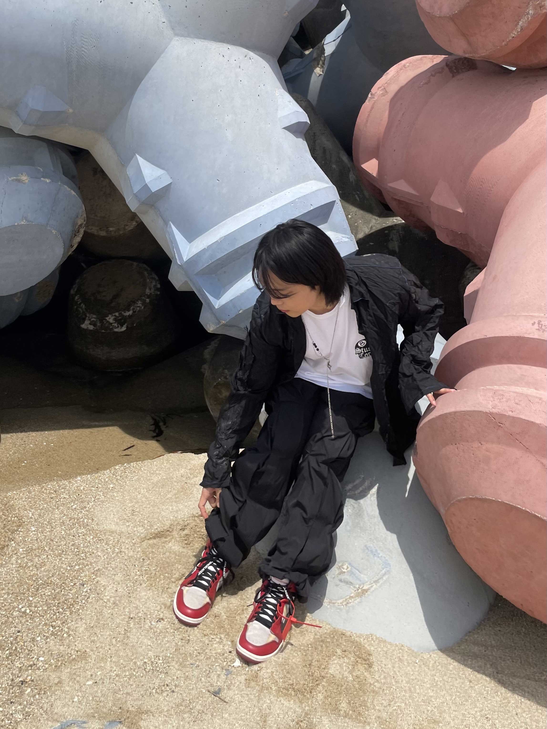 Jordan 1 x Off-White Retro High Chicago The Ten, Stussy 8 Ball Corp T-Shirt White 착용 스타일