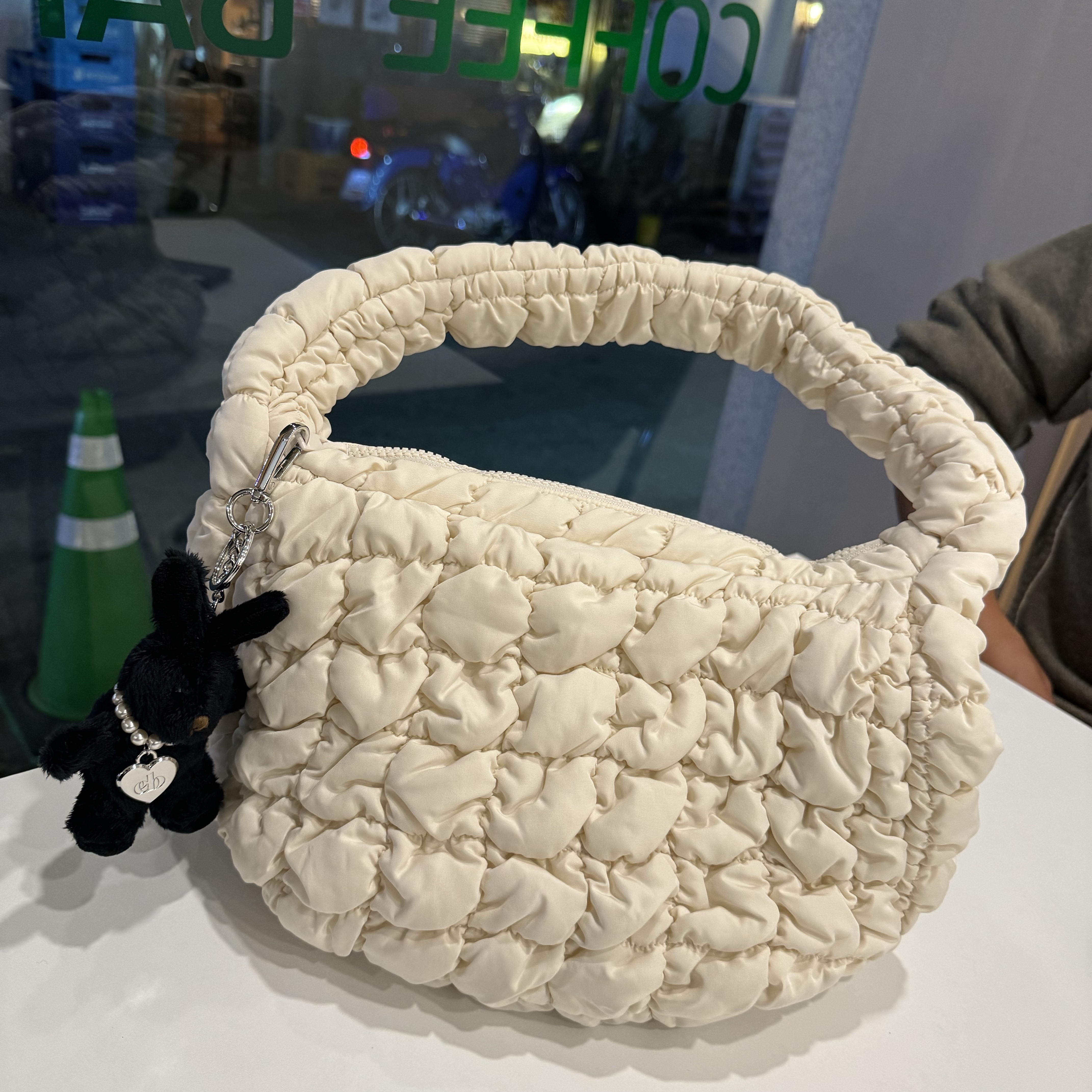 COS Quilted Mini Bag Cream 착용 스타일