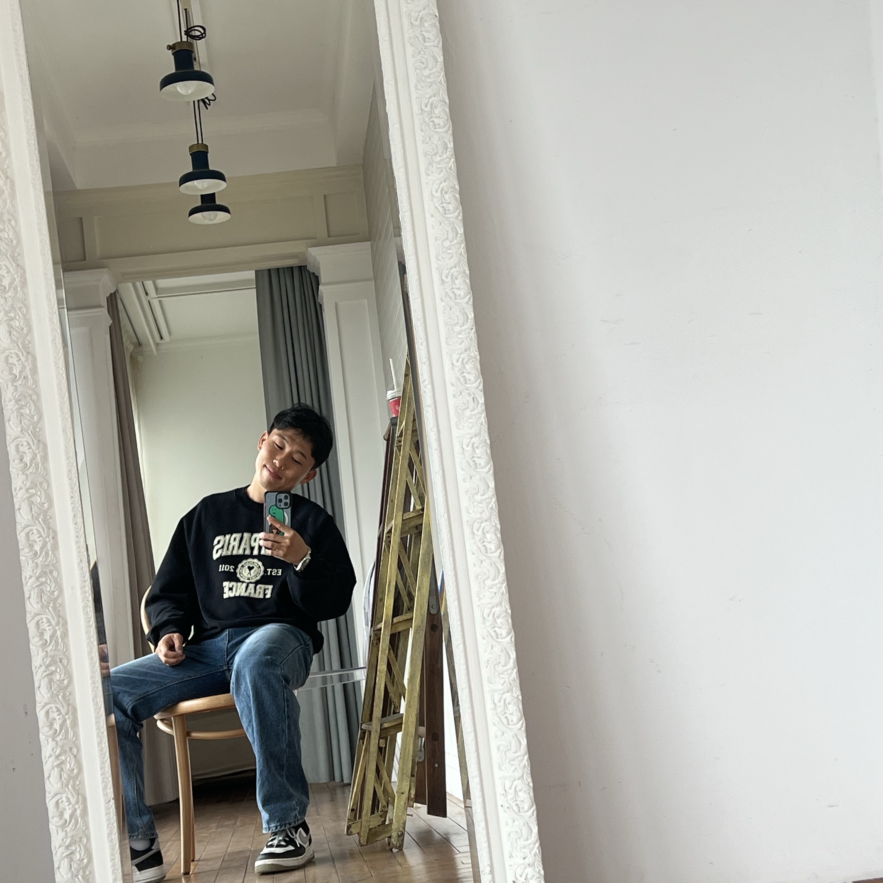 AMI Paris France Sweatshirt Black, Nike Air Force 1 '07 LV8 EMB Black Silver 착용 스타일