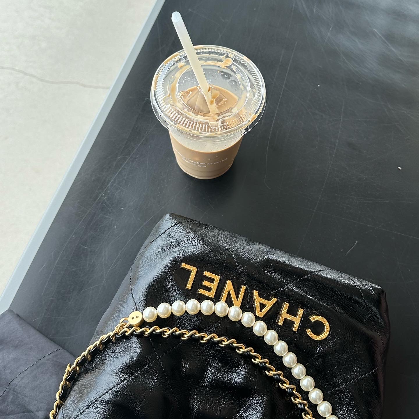 (W) Courreges Reedition Bumpy Contrast T-Shirt White Black, Chanel 22 Mini Handbag Shiny Crumpled Calfskin Crystal Pearls & Gold Black 착용 스타일 - 4