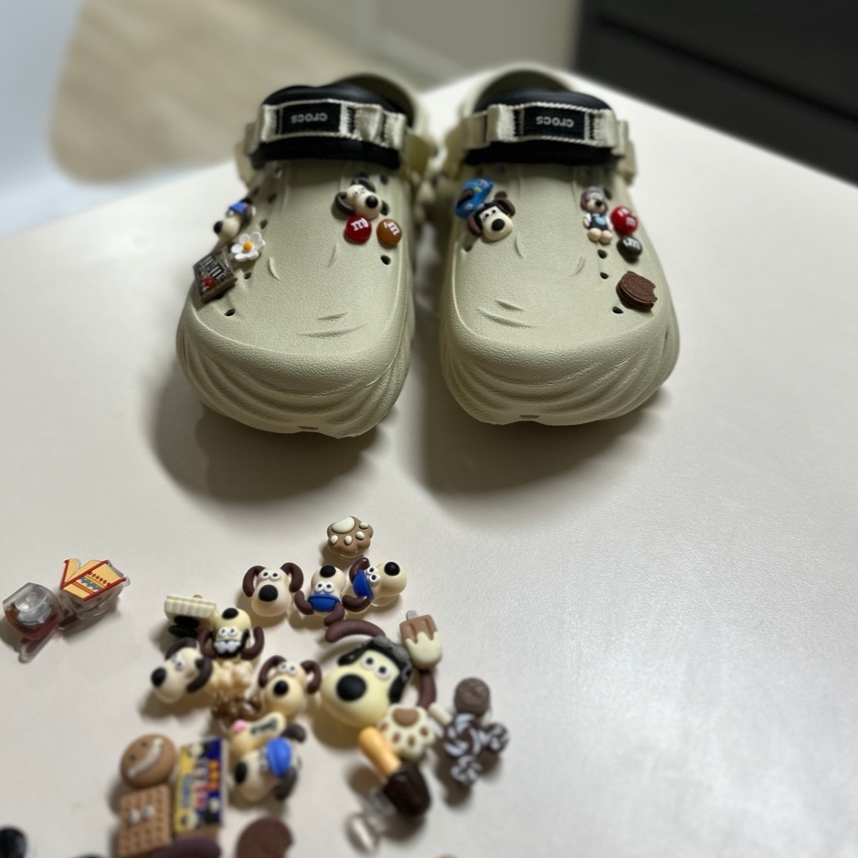 Crocs Echo Clog Bone Black 착용 스타일 - 2