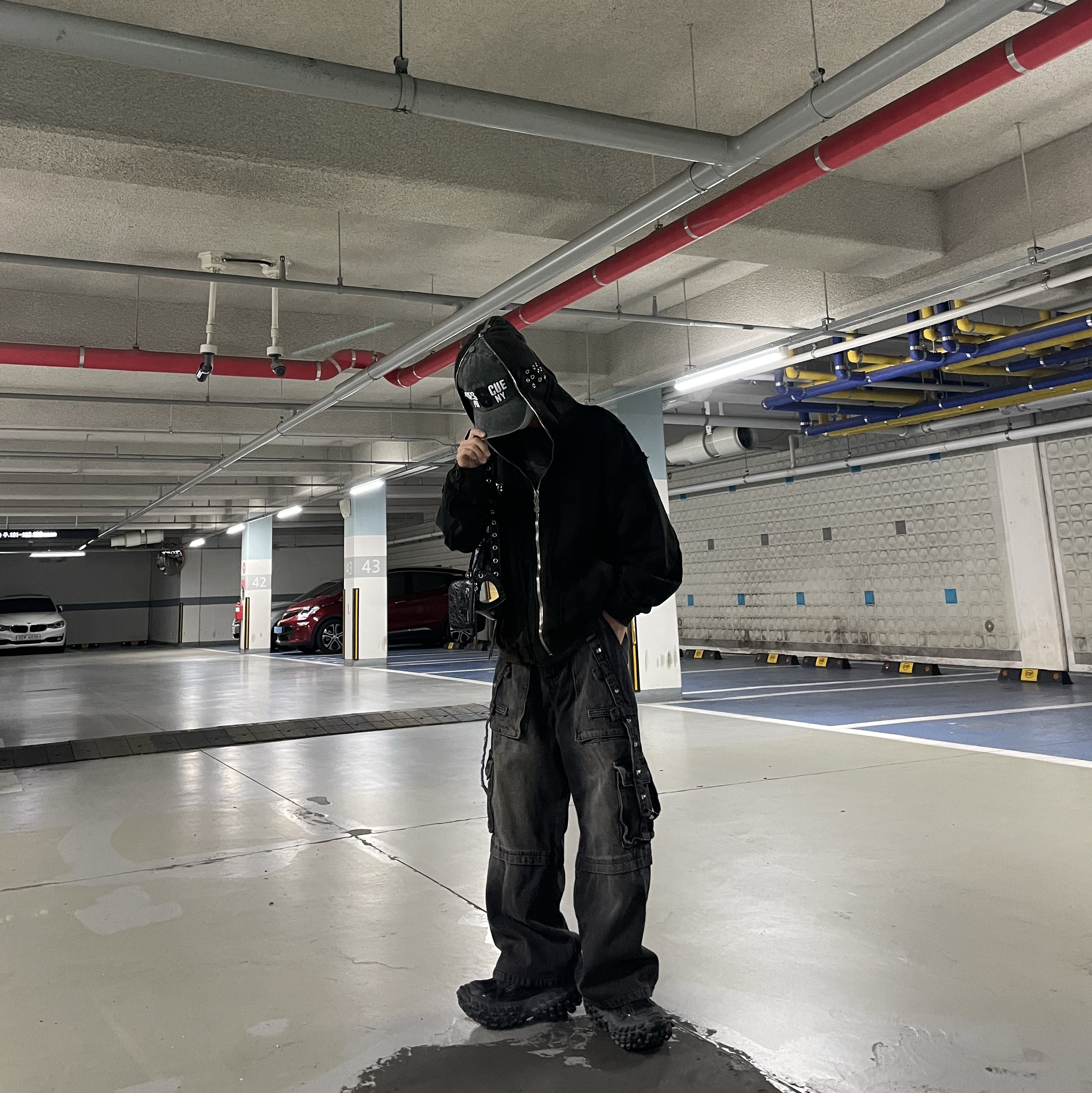 Thug Club Gladiator Hoodie Grey, Balenciaga Defender Sneakers Black 착용 스타일 - 1