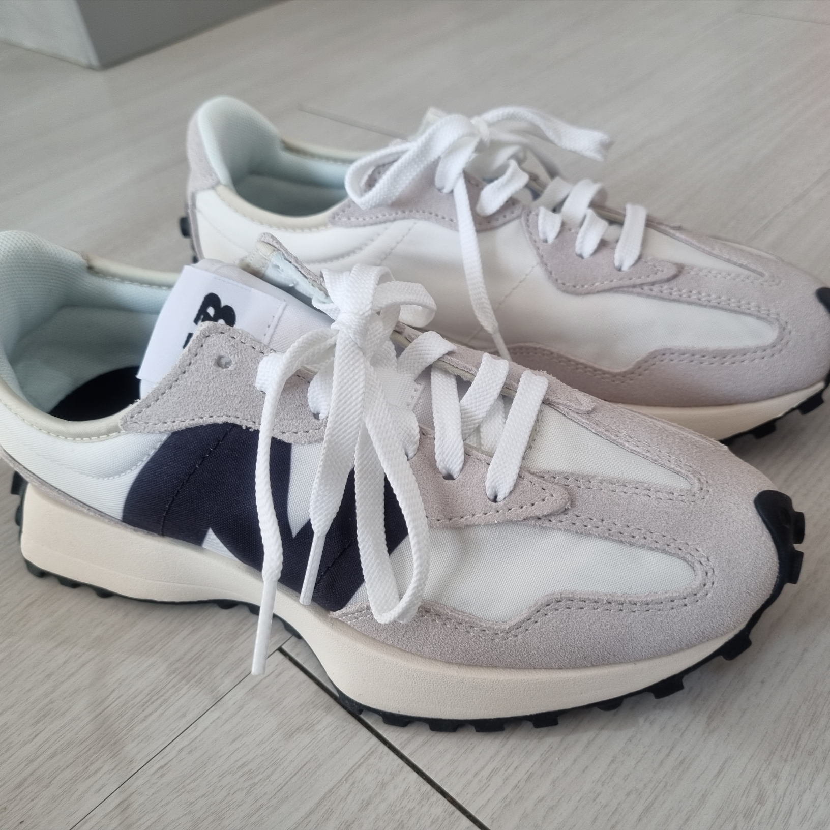 New Balance 327 White Black 착용 스타일