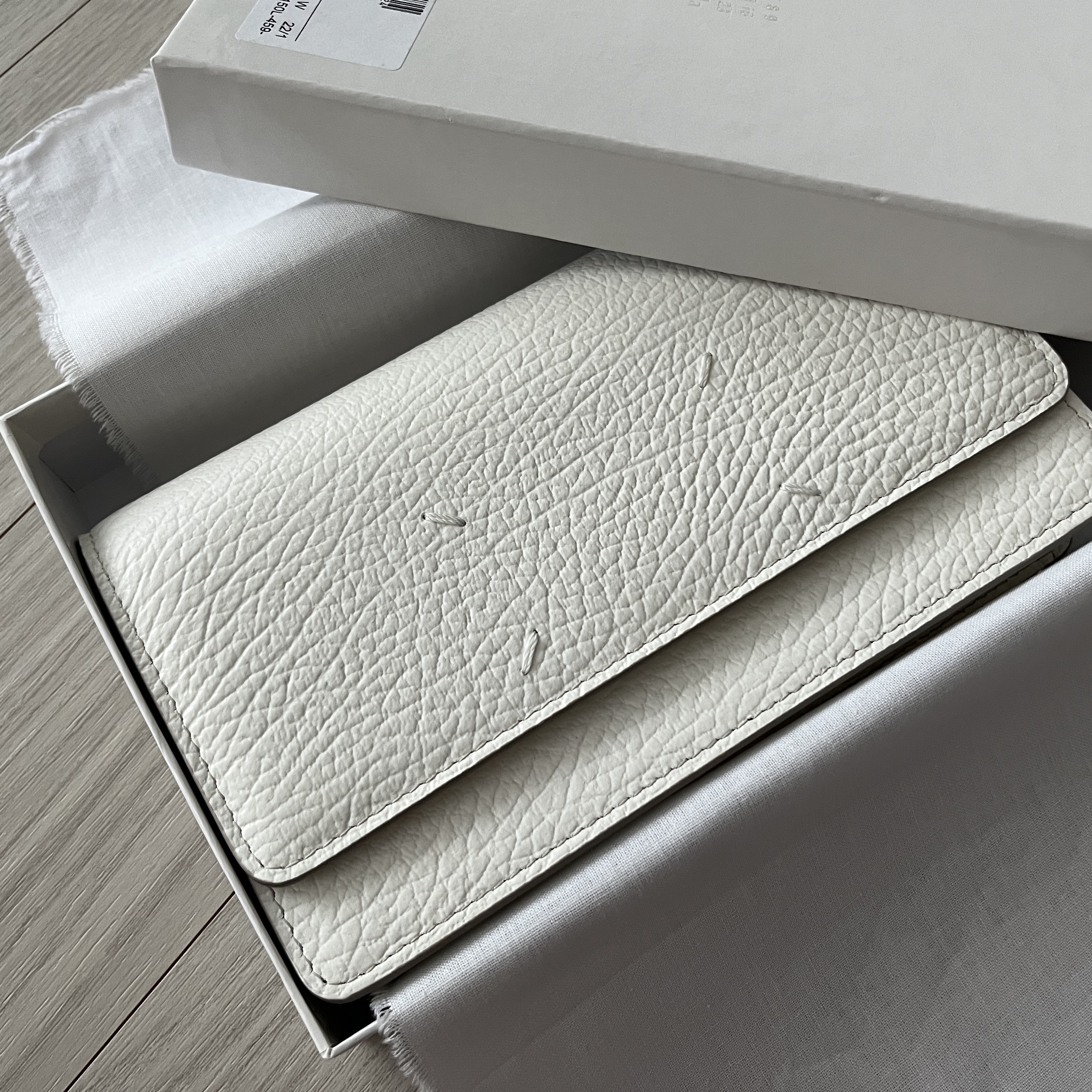 Maison Margiela Bovine Leather Stitch Chain Wallet White 착용 스타일 - 1