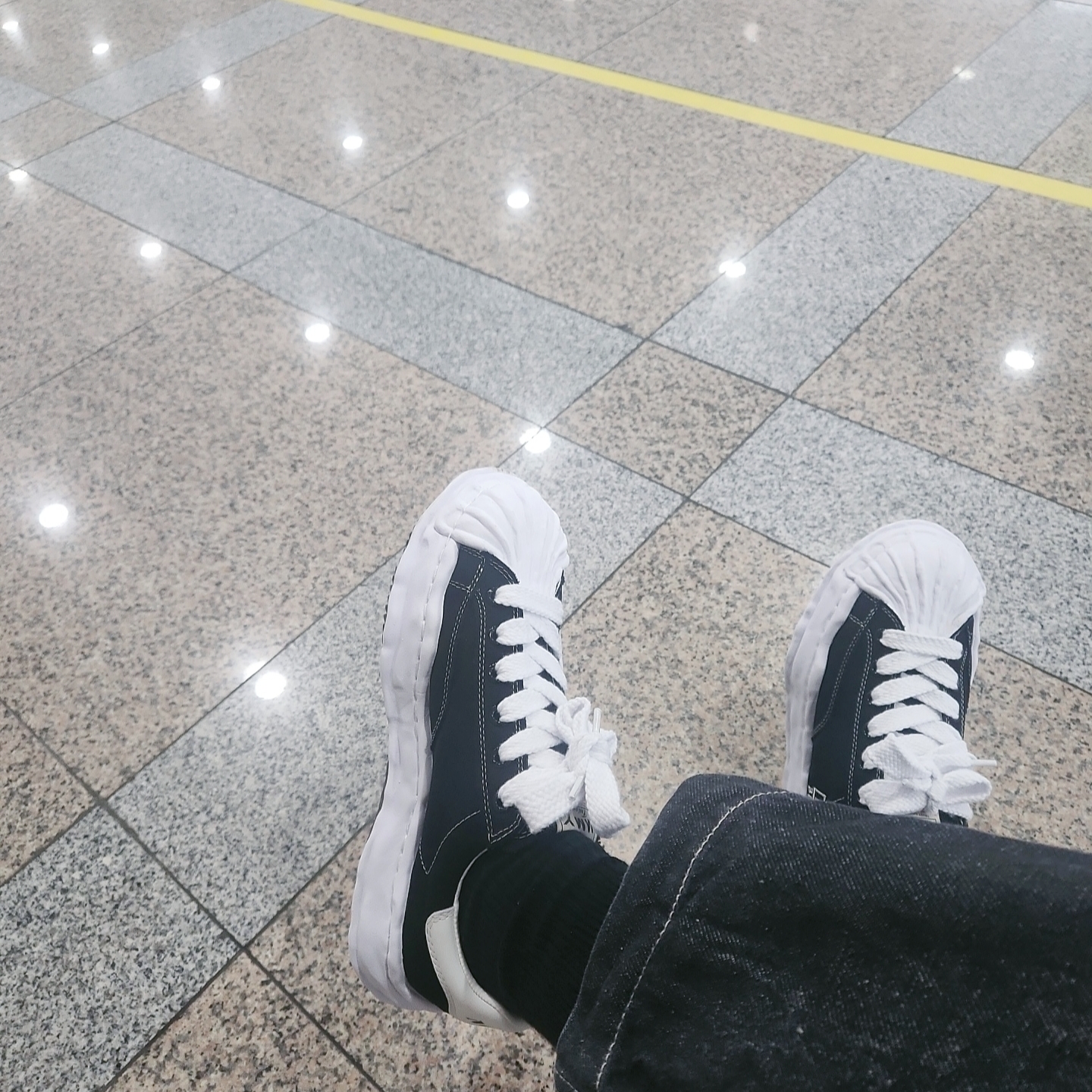 Maison Mihara Yasuhiro Blakey OG Sole Canvas Low-top Sneakers Black White 착용 스타일 - 1