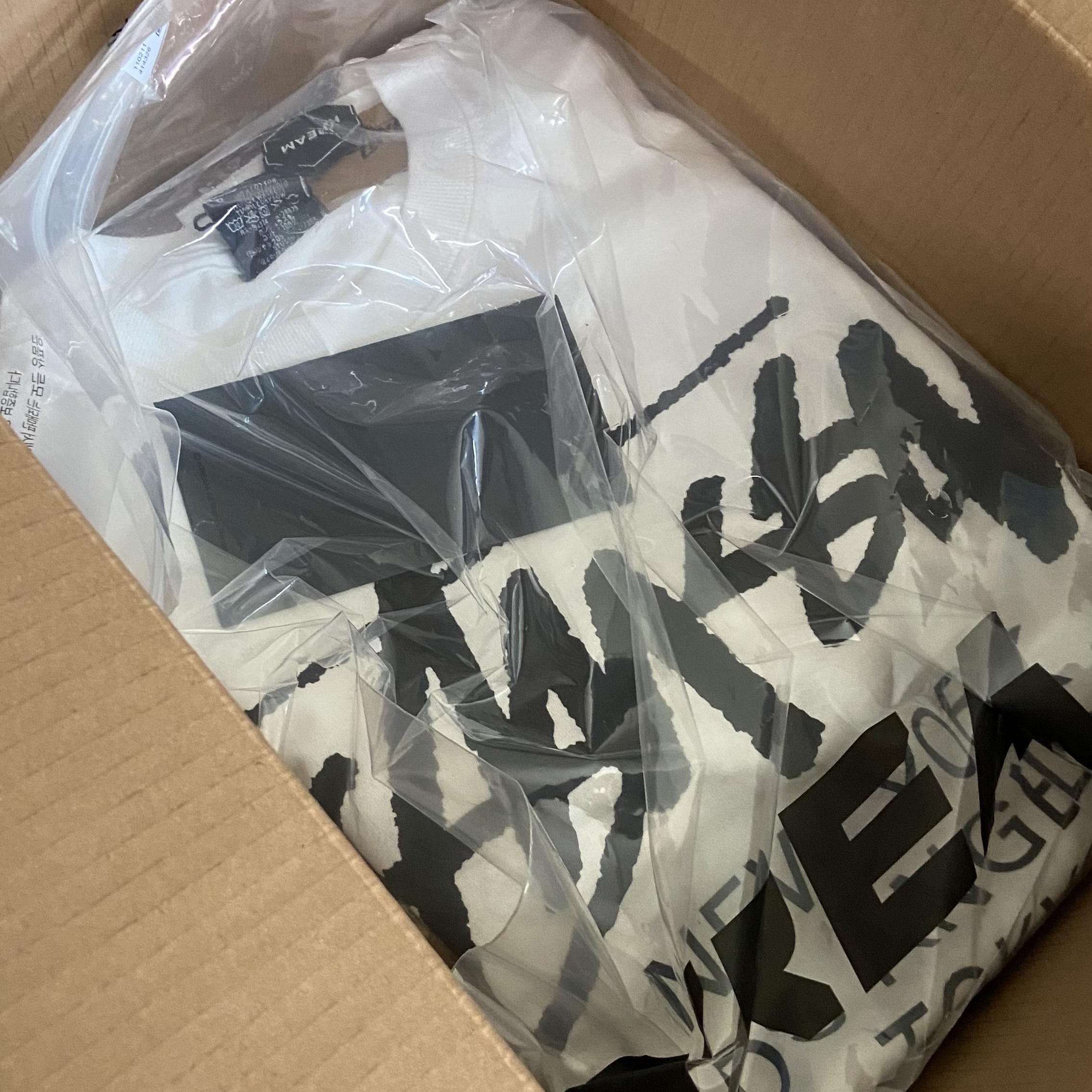 Stussy World Tour LS T-Shirt White 2023 착용 스타일 - 1