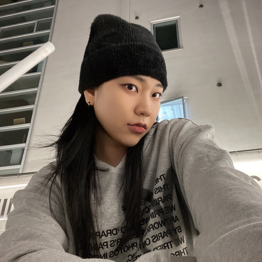 The Museum Visitor Heart Sprayed Hoody Grey - 22PF, Nike Peak Beanie Black 착용 스타일 - 2