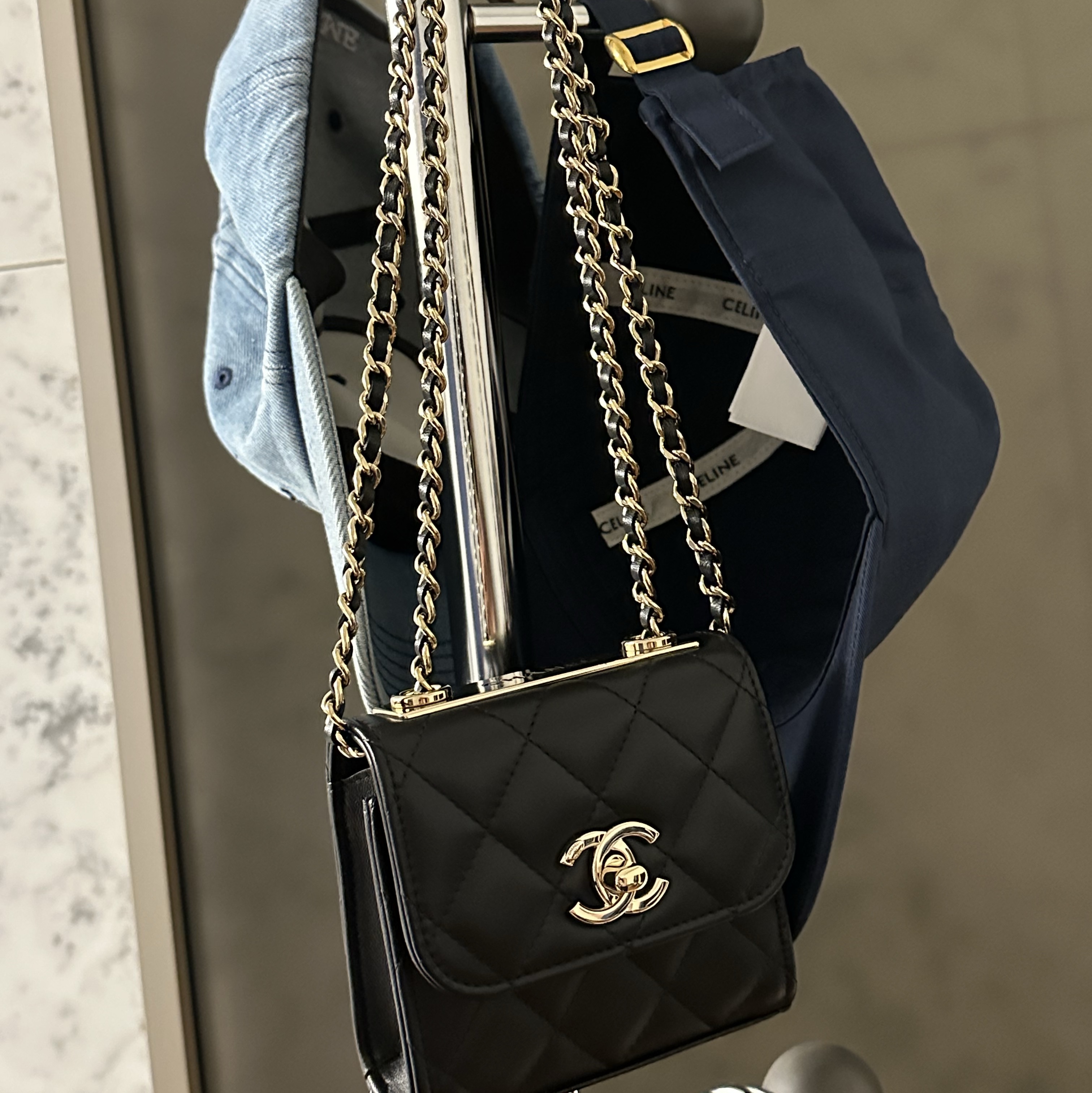 Chanel Clutch With Chain Lambskin & Gold Black, (W) Celine Baseball Cap in Cotton Marine 착용 스타일 - 1