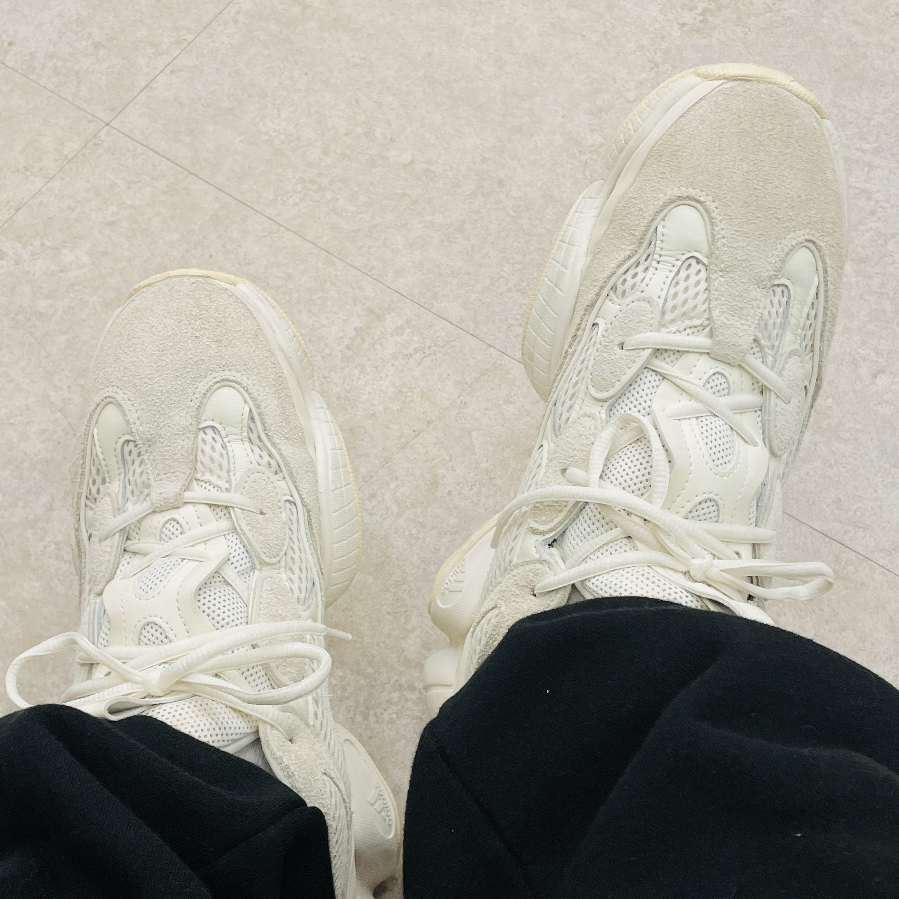 Adidas Yeezy 500 Bone White 착용 스타일