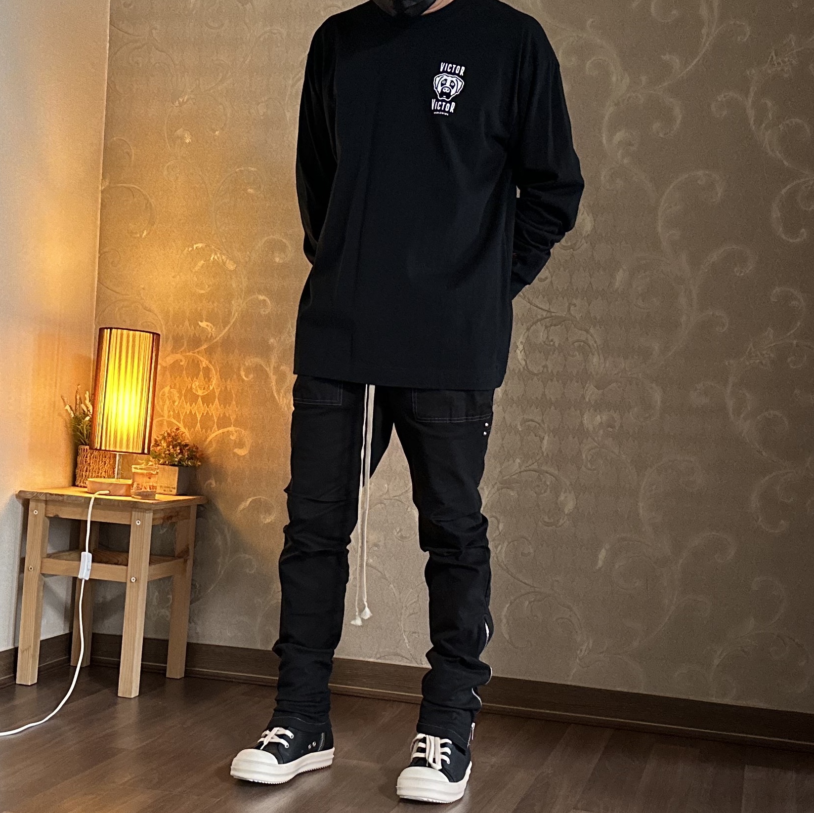 Victor Victor L/S T-Shirt White, Victor Victor L/S T-Shirt Black 착용 스타일 - 1