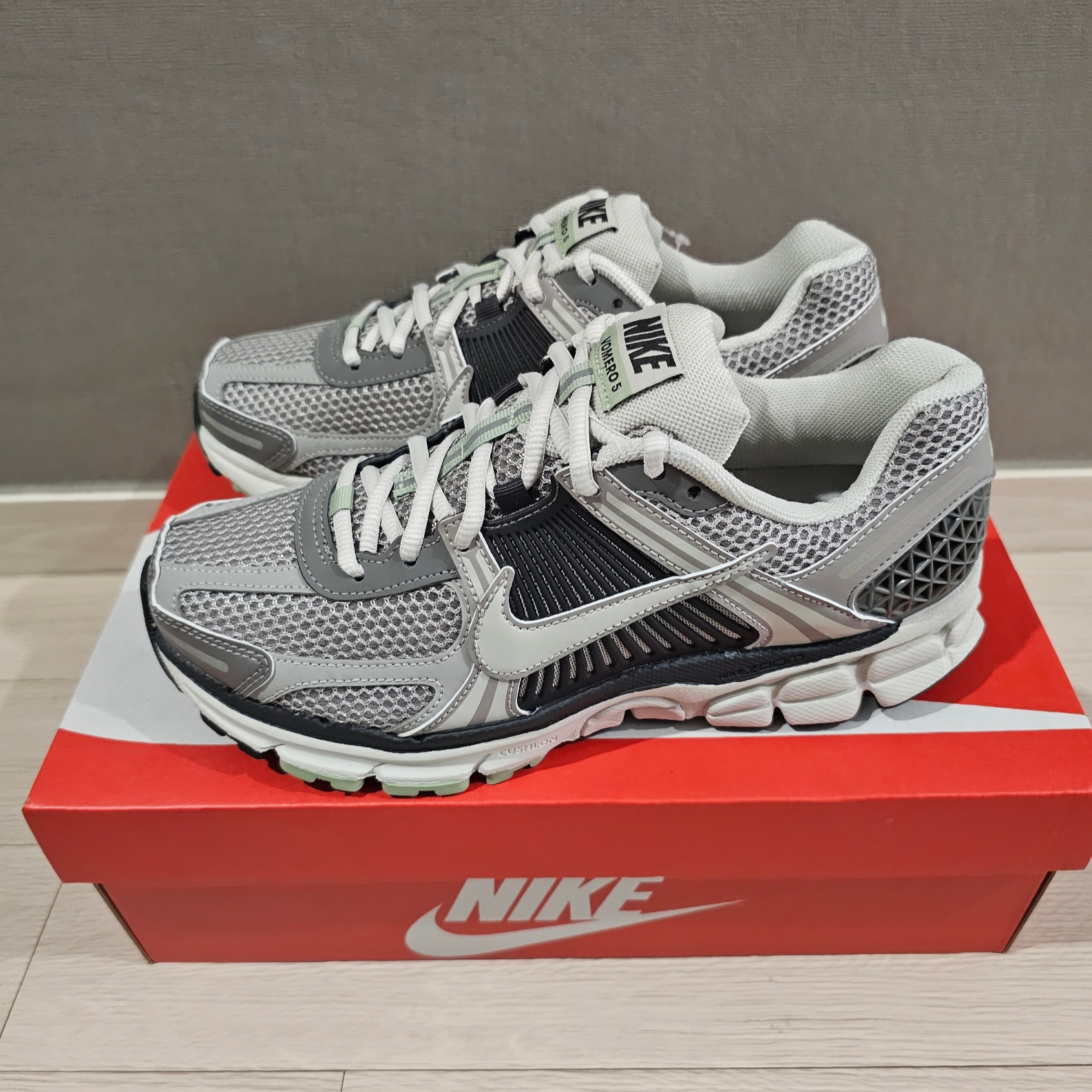 (W) Nike Zoom Vomero 5 Cobblestone and Flat Pewter 착용 스타일